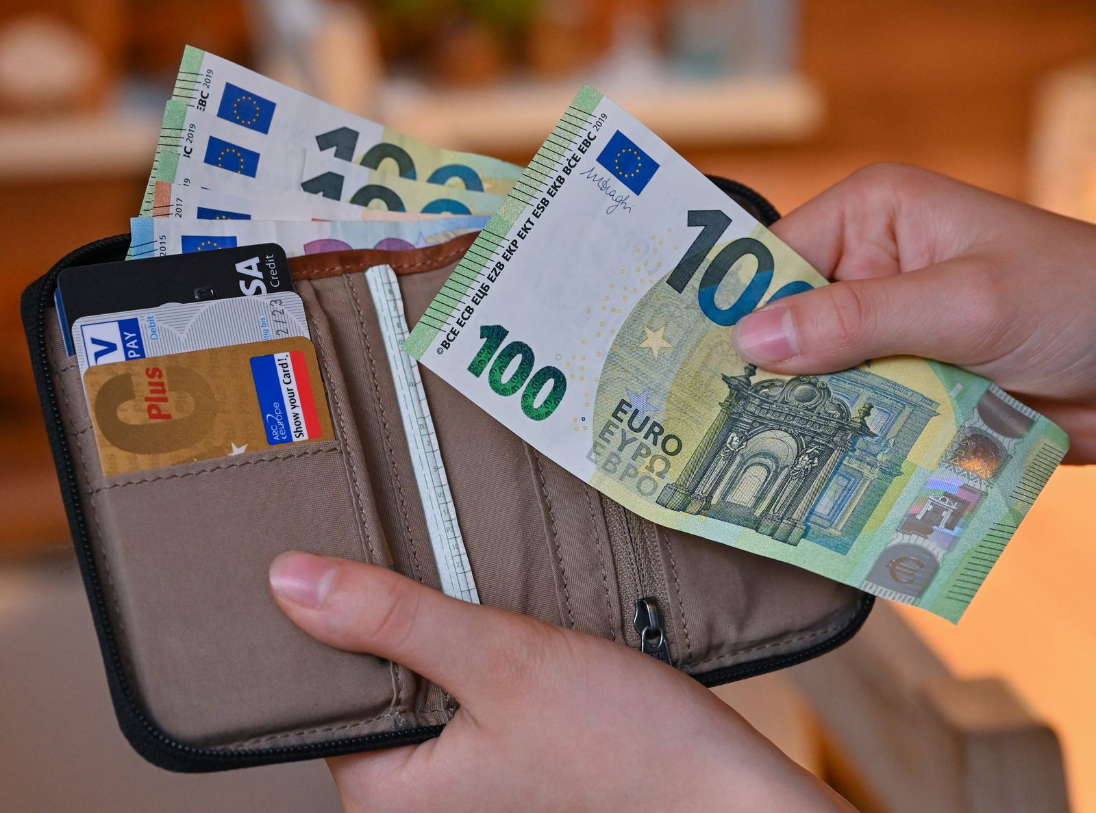 Die Einkommen in Ostdeutschland sind statistisch deutlich niedriger als im Westen. (Symbolbild)