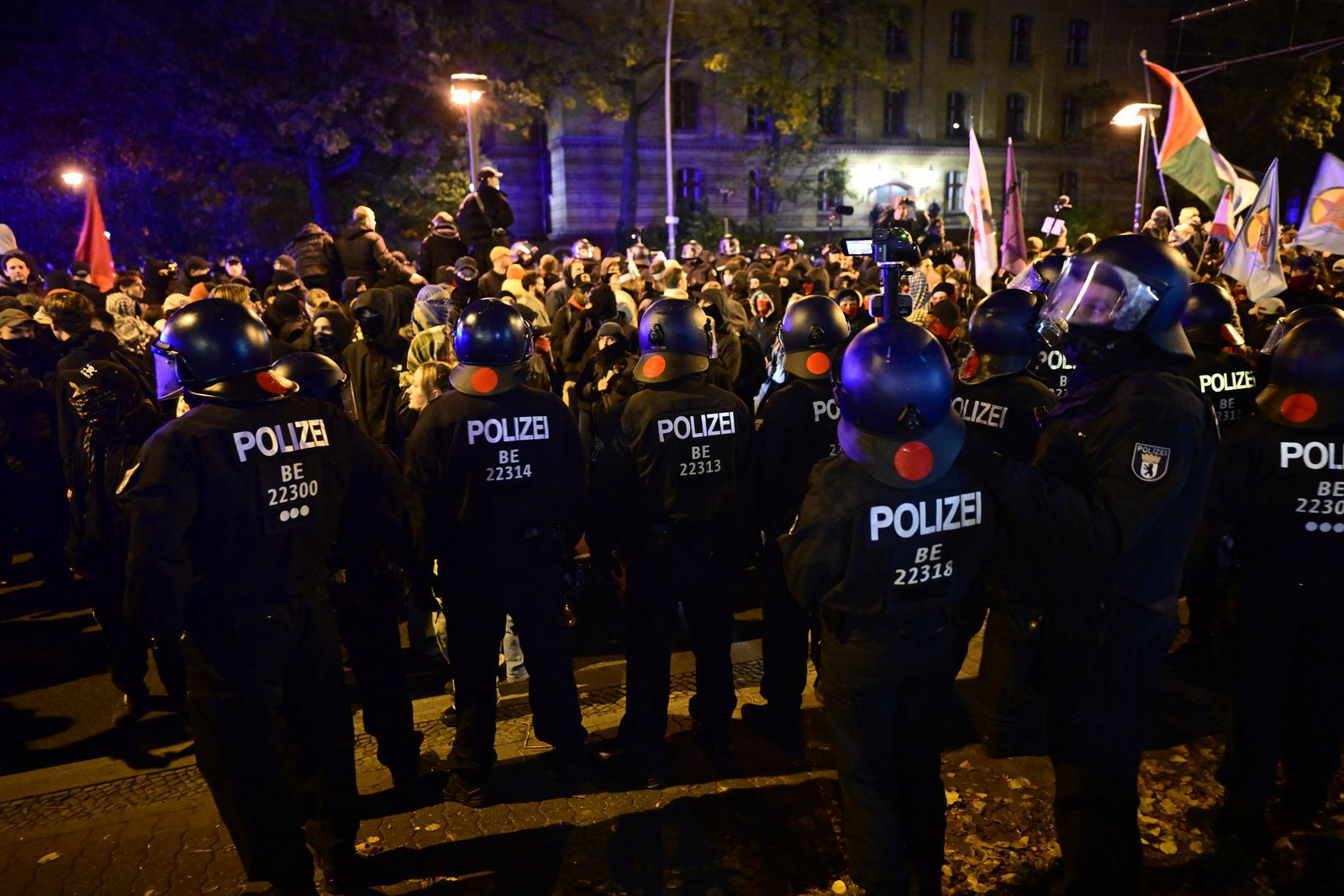 In Berlin kam es am Abend zu Ausschreitungen. 