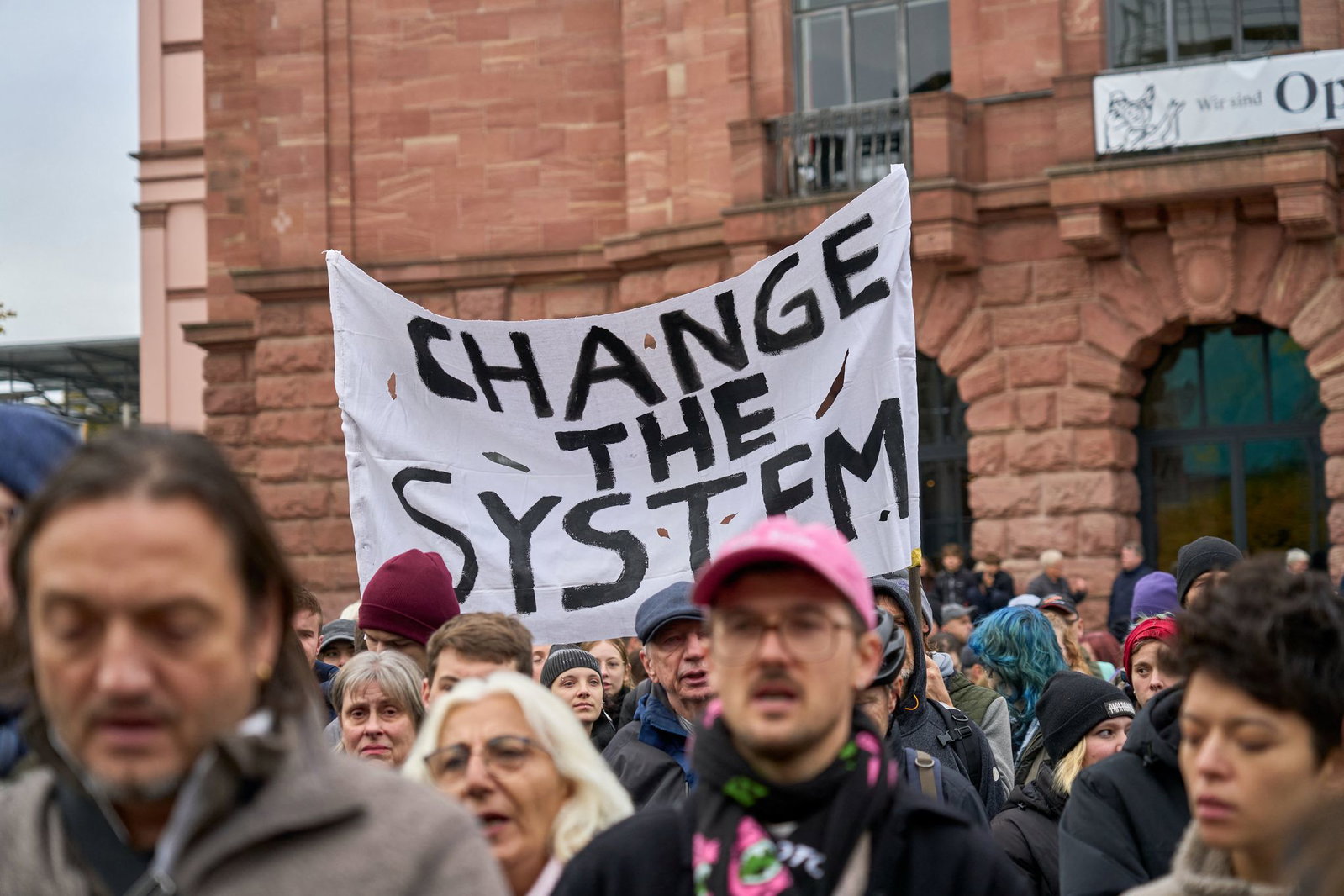 Vor dem Staatstheater kamen die Demonstranten zusammen. 