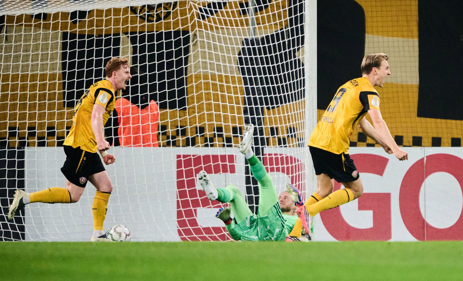 Schalkes Torwart Loris Karius (M) kann die 1:0-Führung von Dynamo Dresden nicht verhindern. 