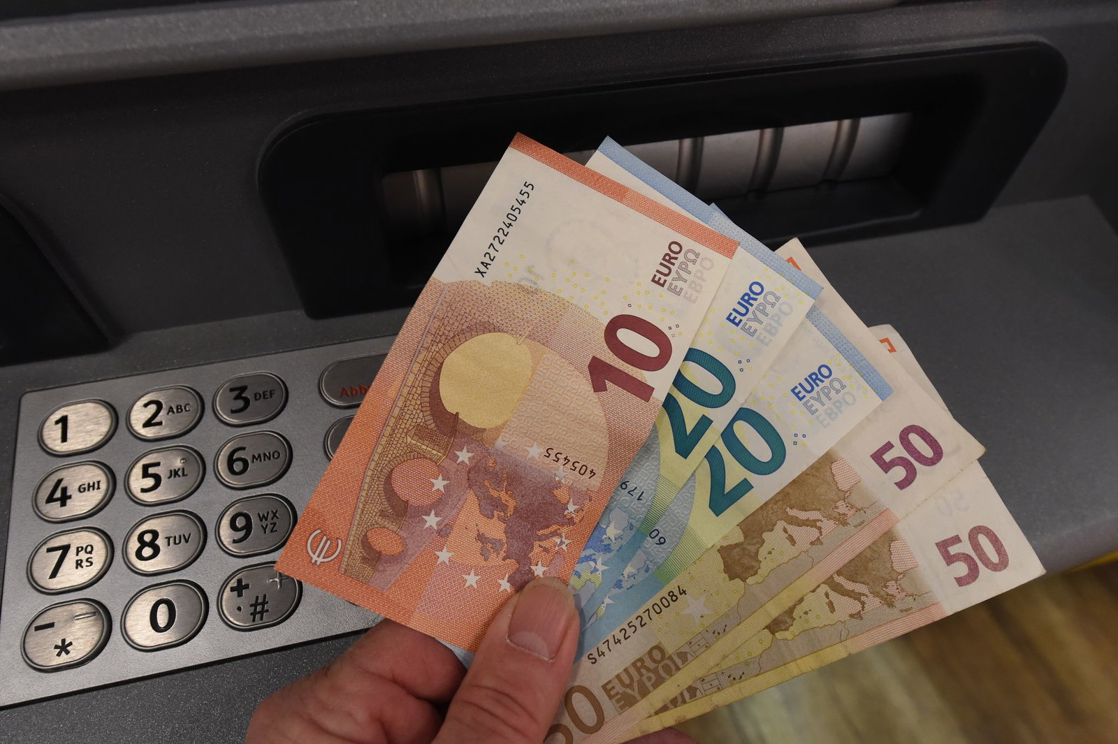Geld von Opfern wird auf andere Konten überwiesen oder in bar abgehoben. (Symbolfoto)