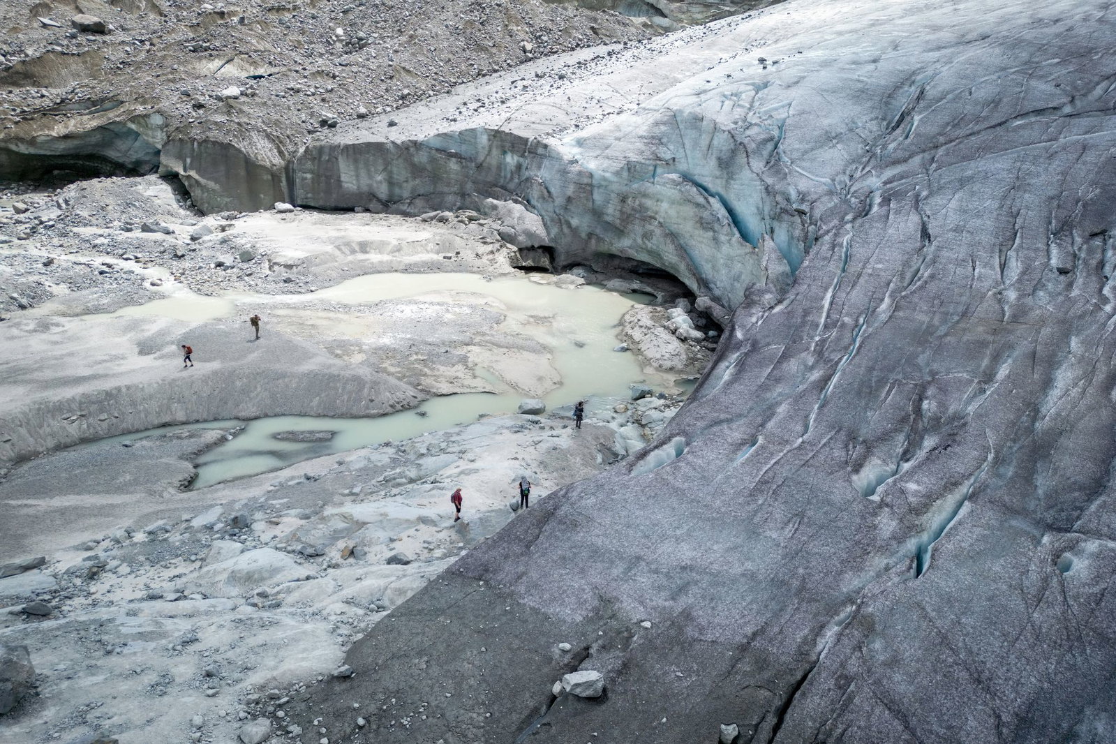 Der Schneemangel im vergangenen Winter und die große Hitze im Sommer haben für die Alpengletscher dramatische Folgen.