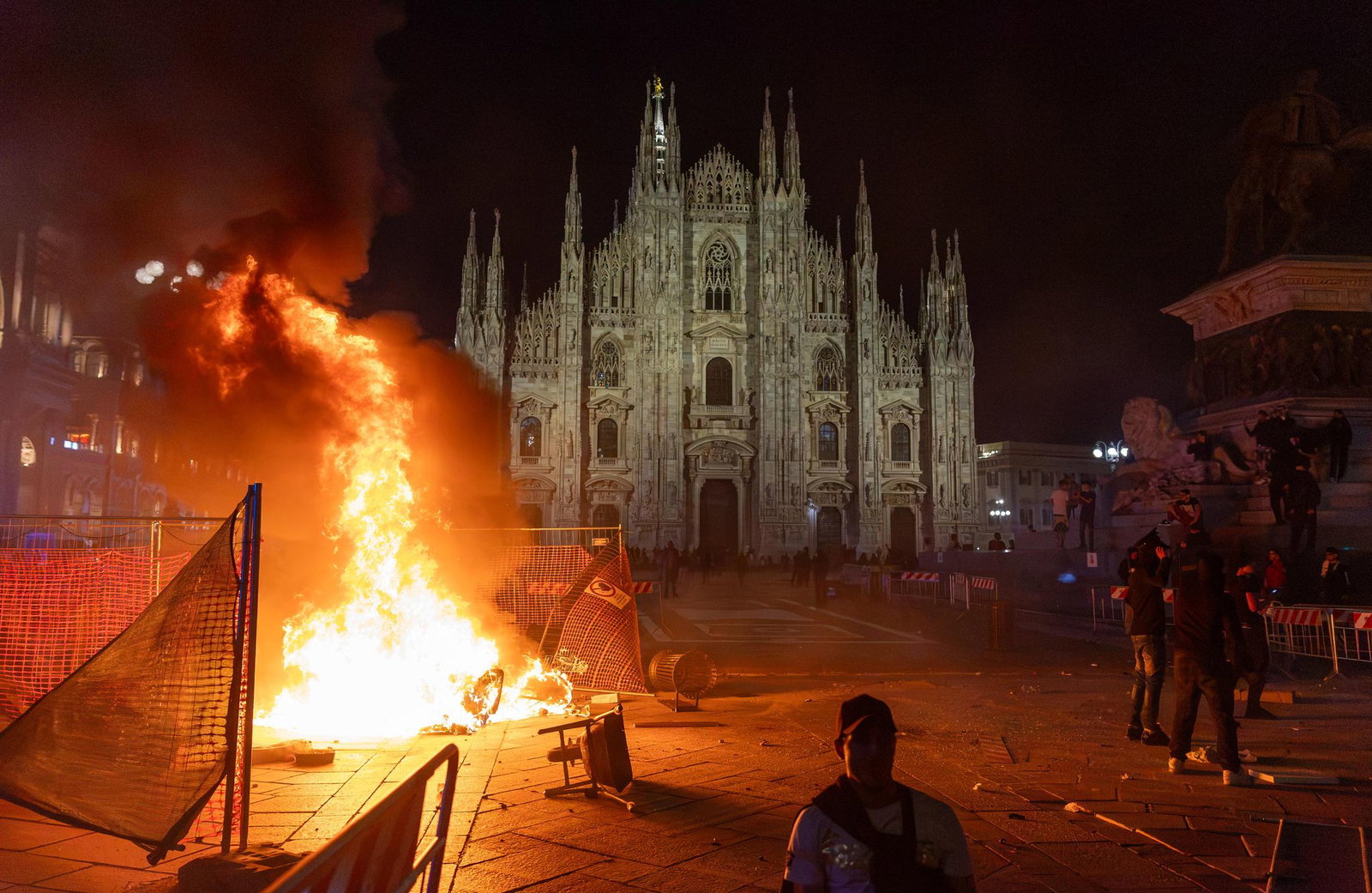Vor dem Mailänder Dom brannte am Samstagabend ein Feuer. 
