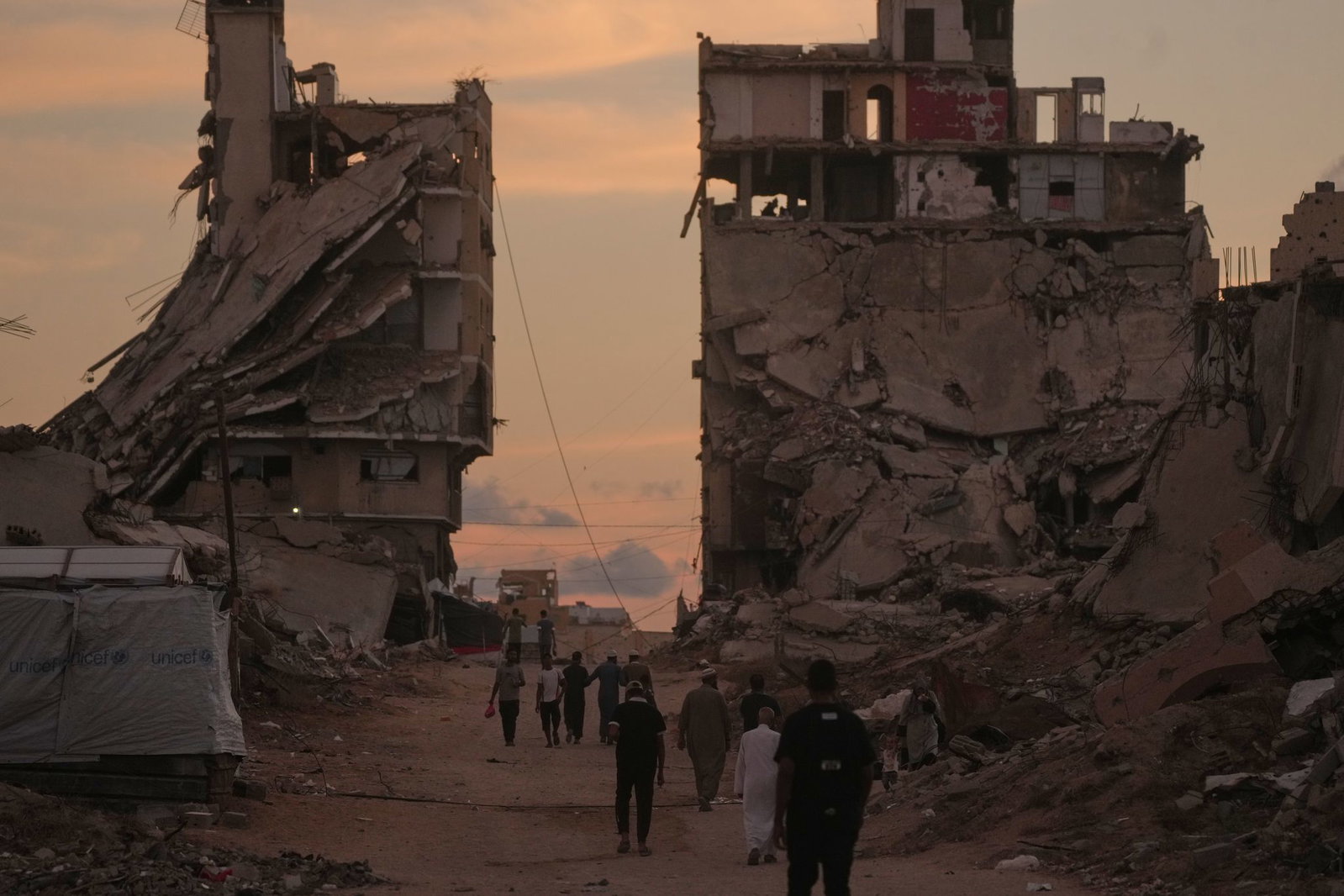 Israel hat seit dem Hamas-Massaker am 7. Oktober 2023 nach eigenen Angaben 100.000 Ziele in der Region angegriffen, die meisten davon im Gazastreifen. 