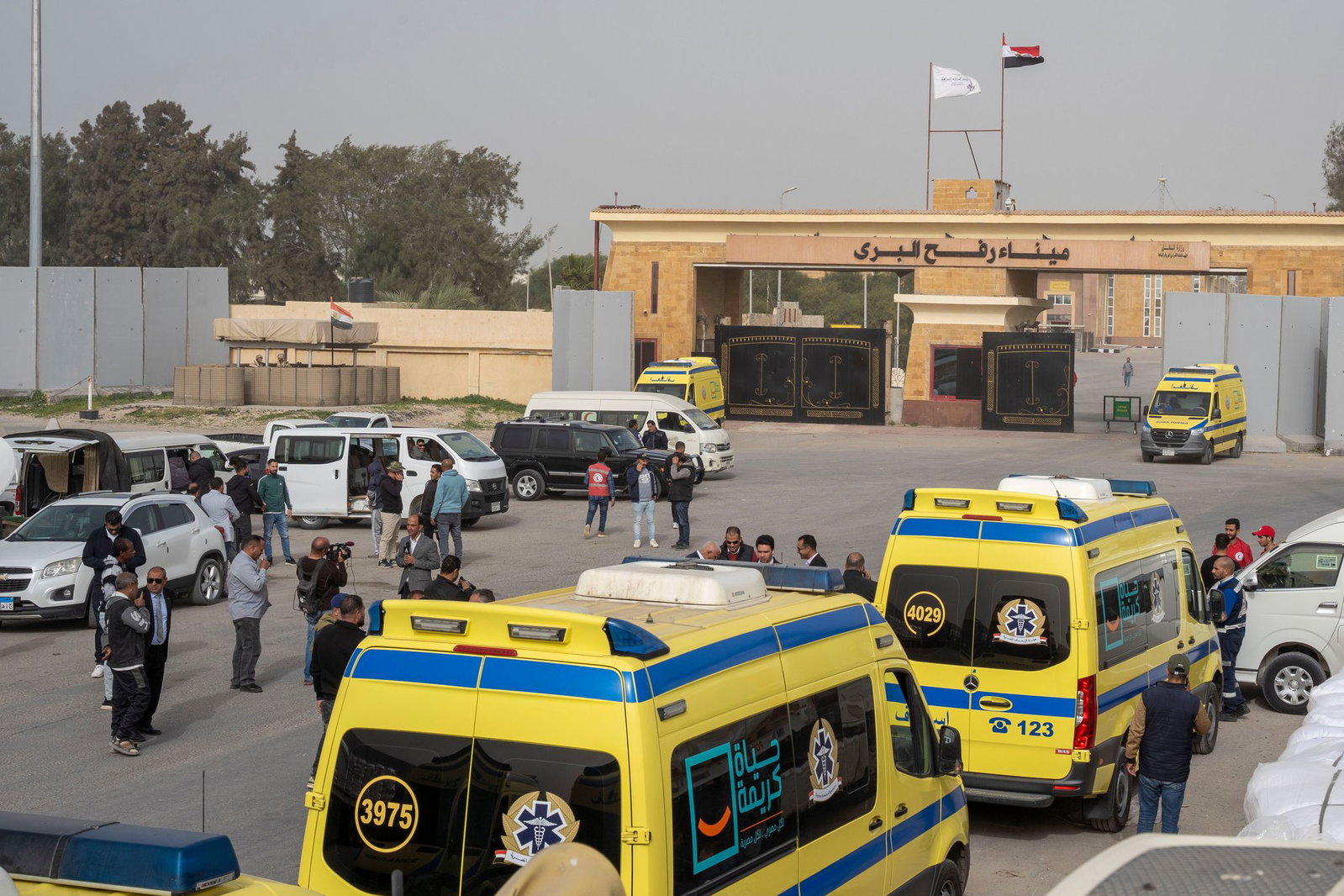 Krankenwagen stehen auf der ägyptischen Seite des Grenzübergangs Rafah zum Gazastreifen.