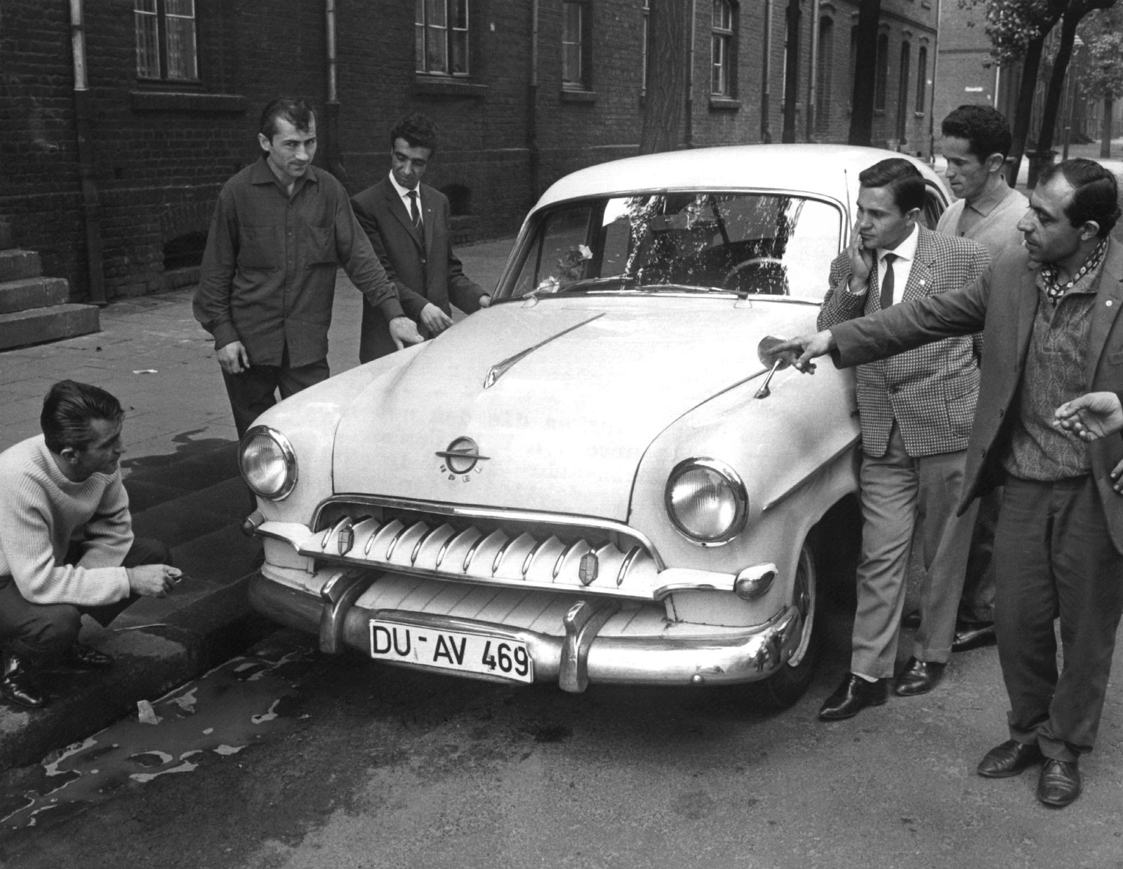Türkische «Gastarbeiter» bewundern 1962 im Ruhrgebiet den Wagen eines Landsmanns (Archivbild).