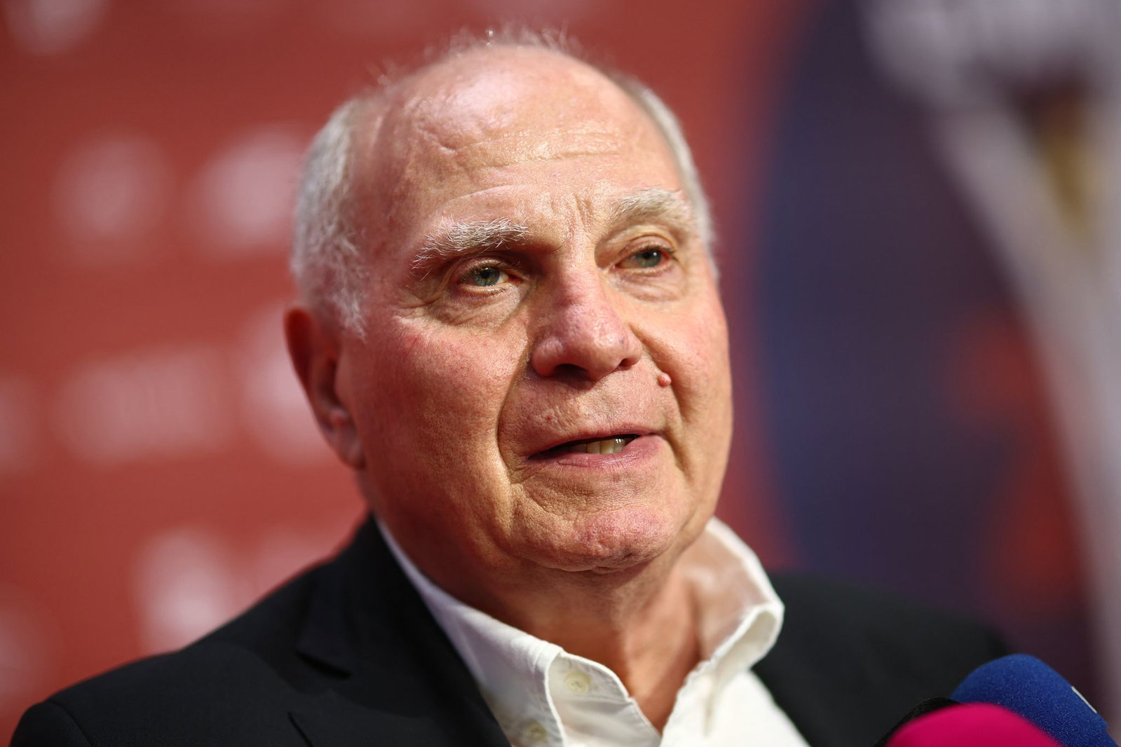 Uli Hoeneß macht sich Sorgen um Bayern-Trainer Vincent Kompany. (Archivbild)