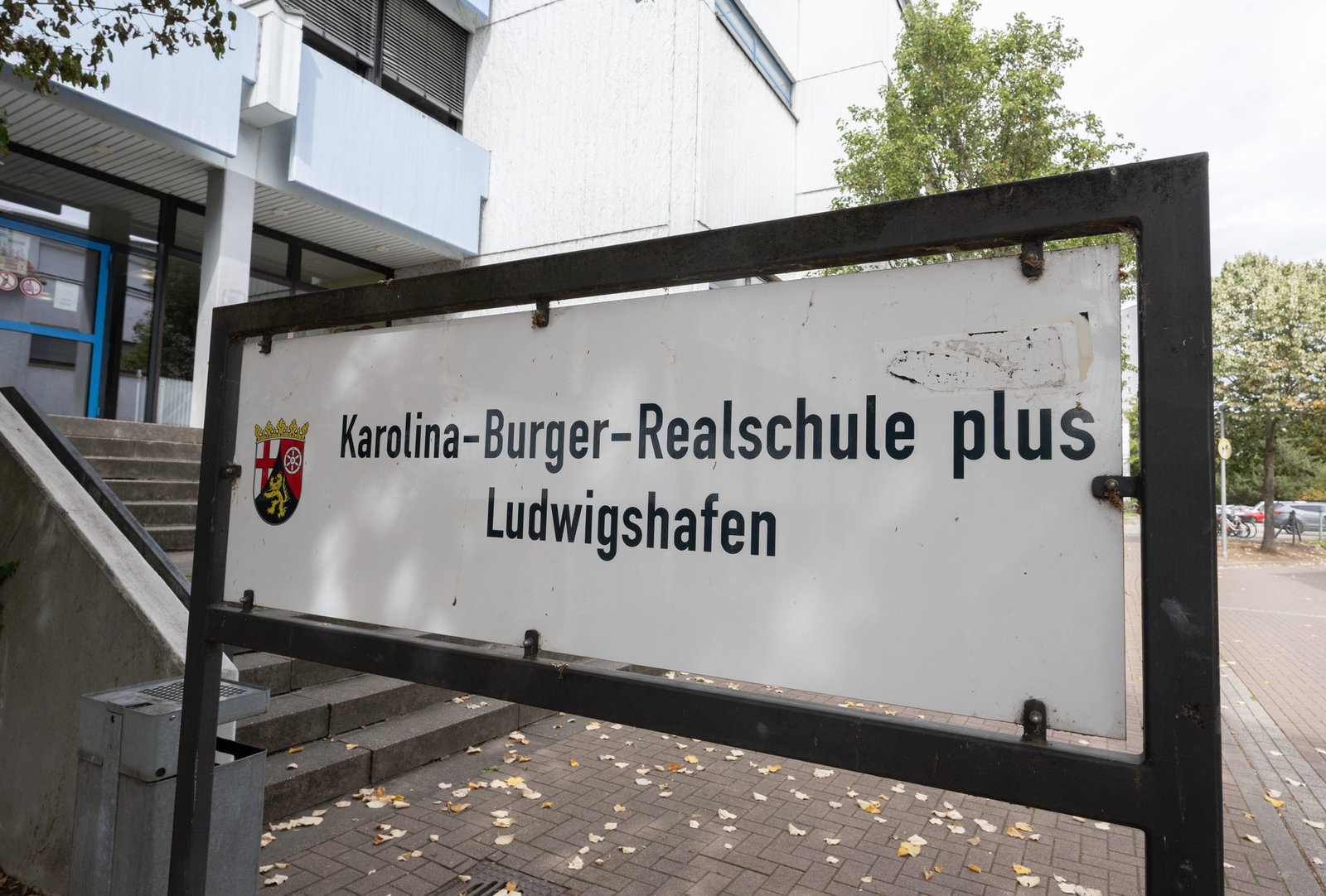 Die Karolina-Burger-Realschule plus geriet wiederholt wegen Polizeieinsätzen in die Schlagzeilen.