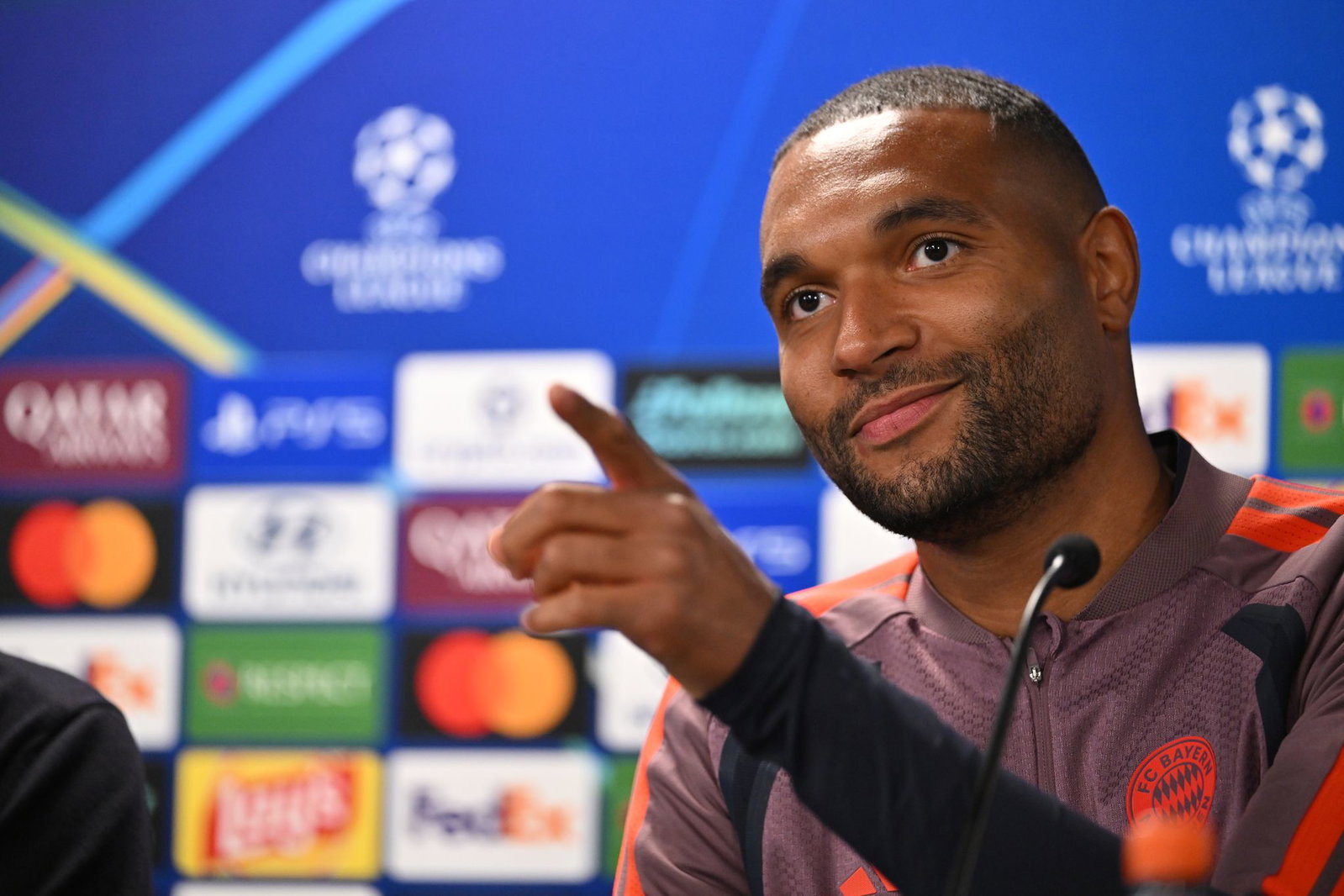 Jonathan Tah freut sich auf das Spiel. 