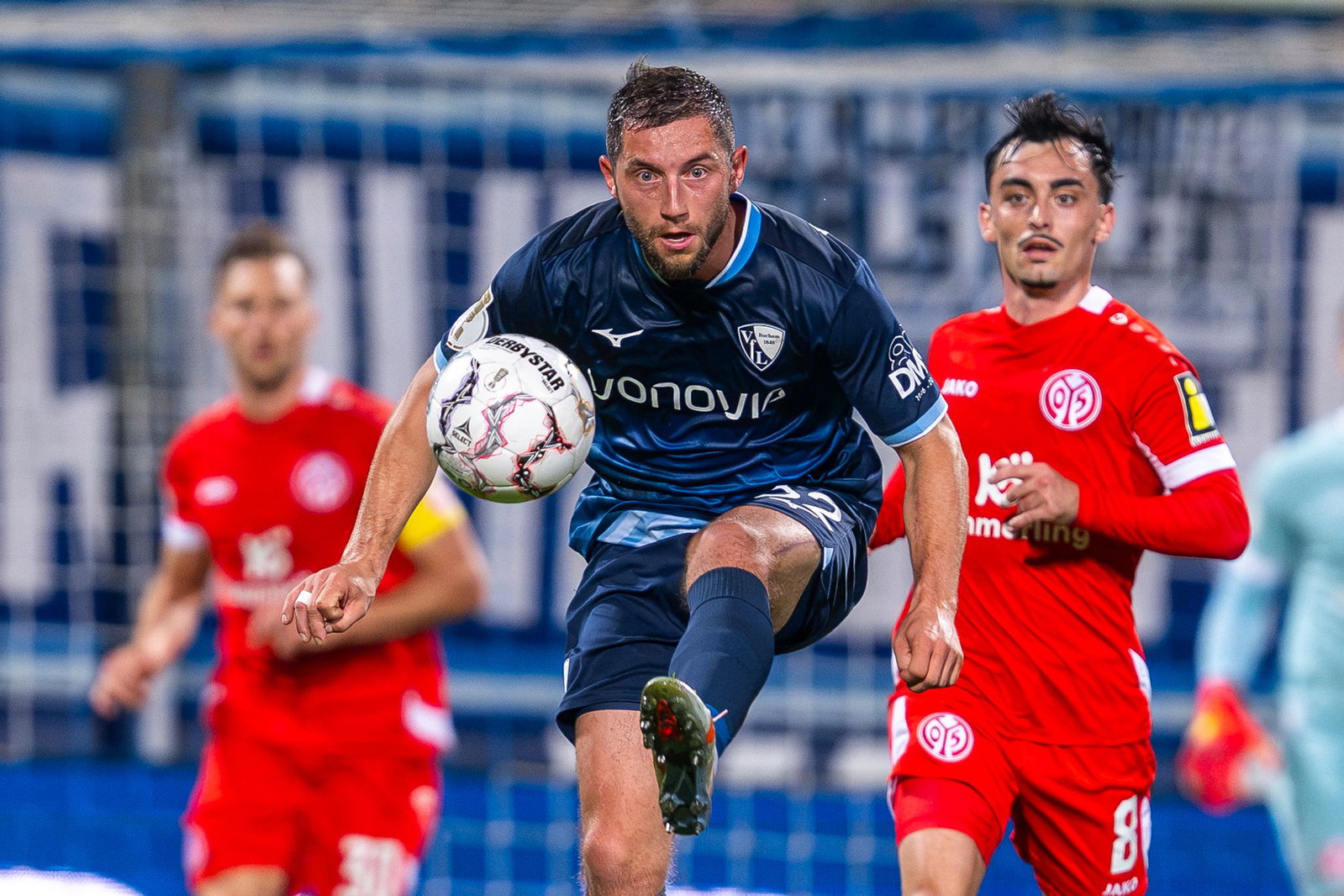 Bochums Maximilian Wittek behauptet den Ball vor Paul Nebel.