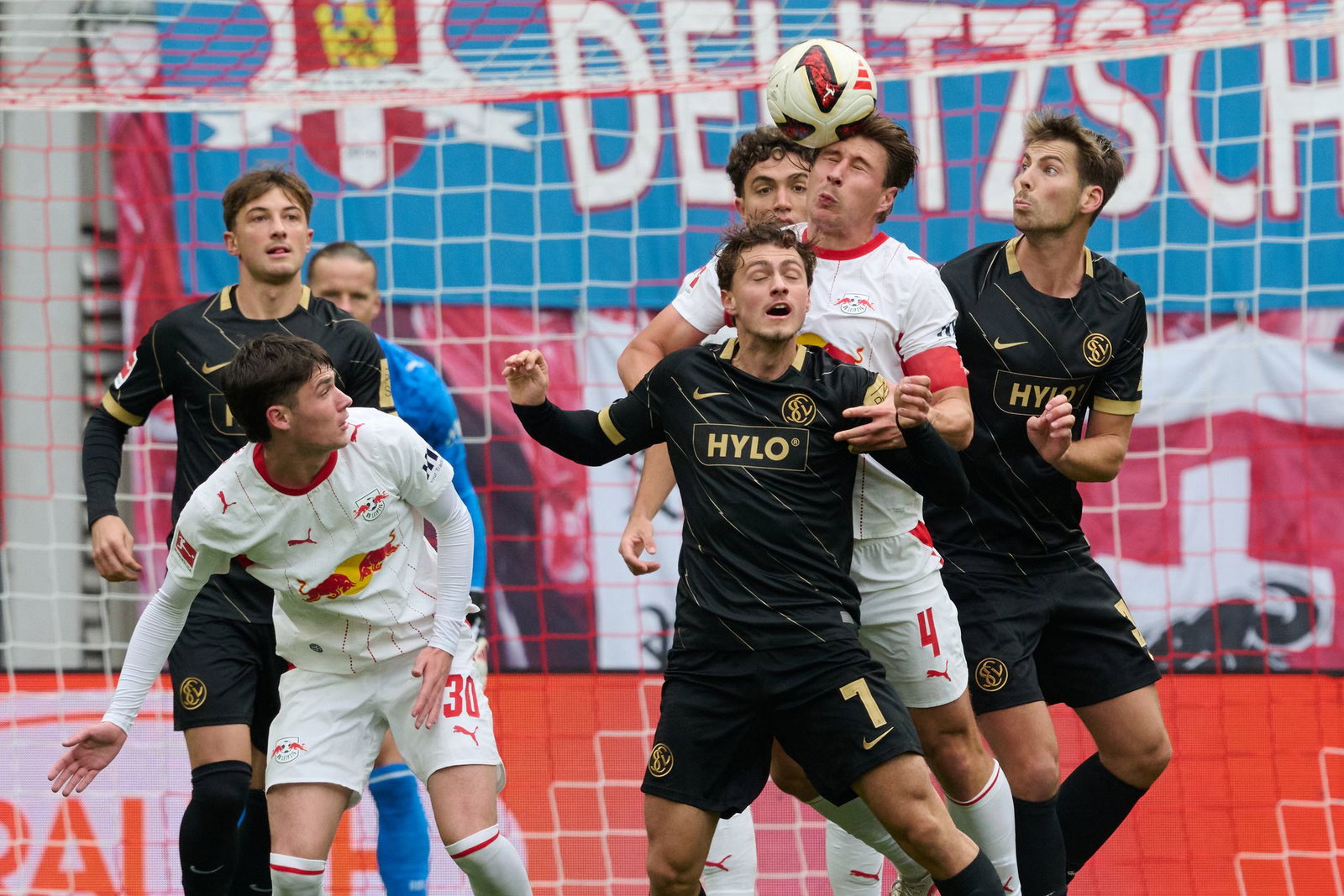  Maurice Krattenmacher (SV 07 Elversberg, vorne M) und Willi Orbán (RB Leipzig, 2.v.r) kämpfen um den Ball.