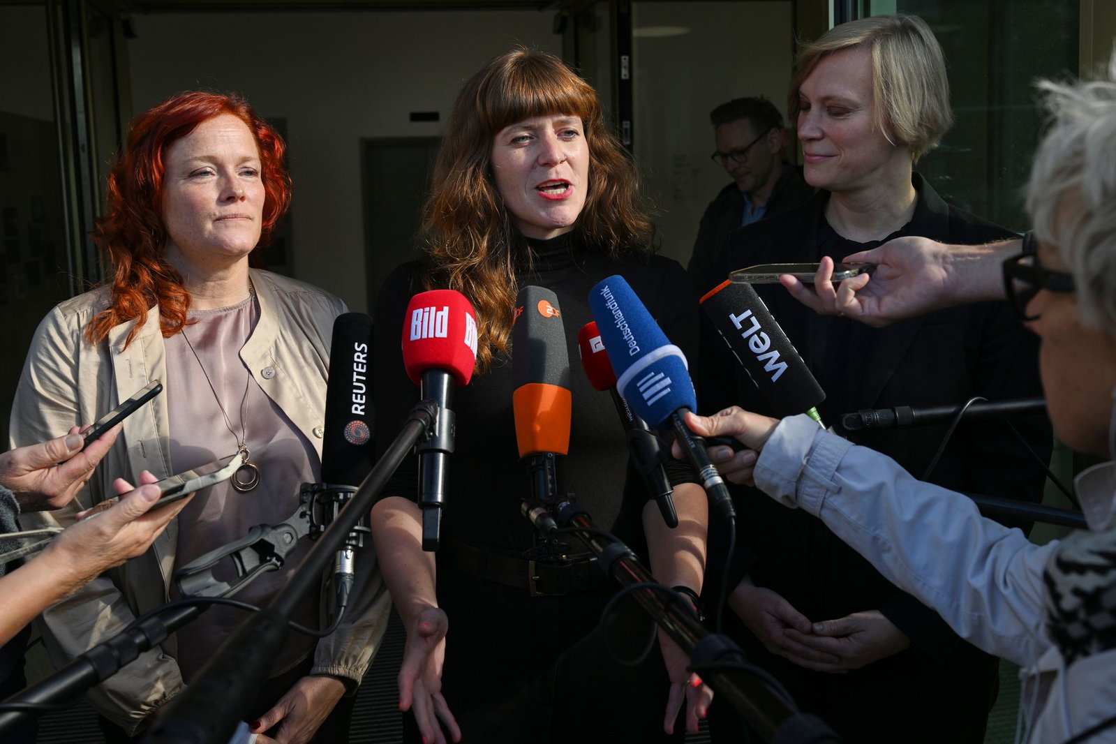 Die Parteivorsitzenden Bettina König (SPD, l-r), Kerstin Wolter (Die Linke) und Nina Stahr (Bündnis 90/Die Grünen) haben gemeinsam mit anderen Vertretern ihrer Parteien über Antisemitismus beraten. 
