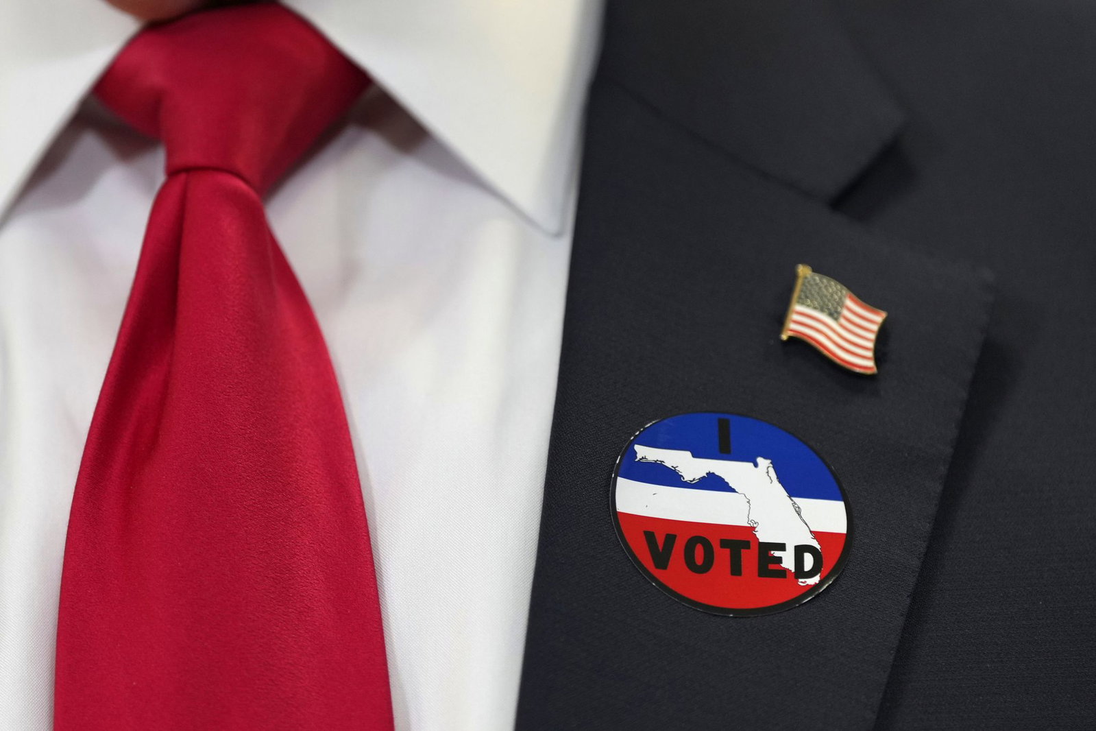 Trump trug nach der Stimmabgabe einen Aufkleber mit dem Wort «voted» (abgestimmt).
