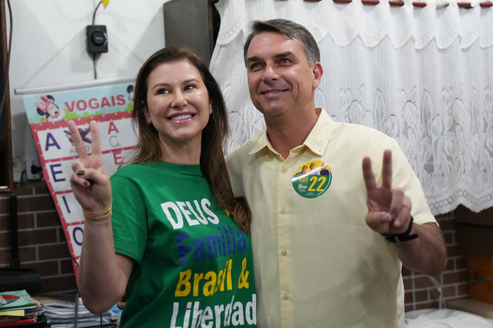 Präsidentschaftskandidat Flávio Bolsonaro gibt seine Stimme ab.