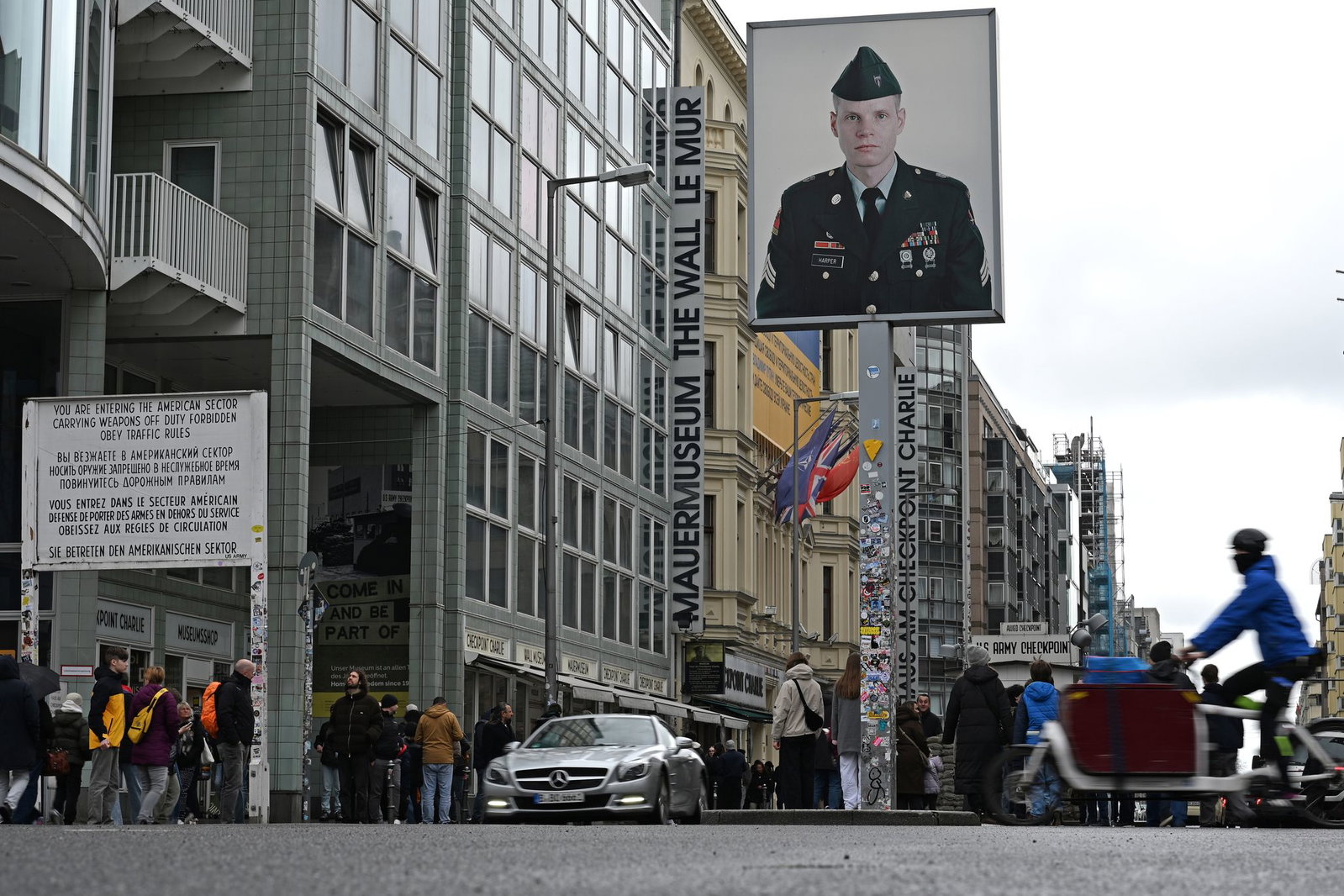 Bei Grabungen am Checkpoint Charlie wurden unter anderem Reste der alten Grenzanlage gefunden. (Archivbild)