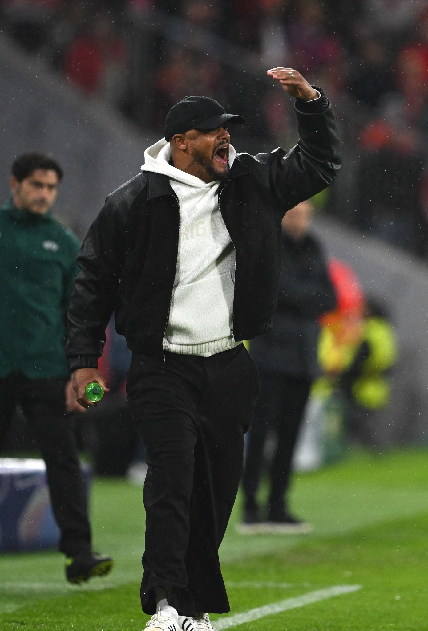 Bayern-Trainer Vincent Kompany war nach seinem Infekt an der Linie zurück.