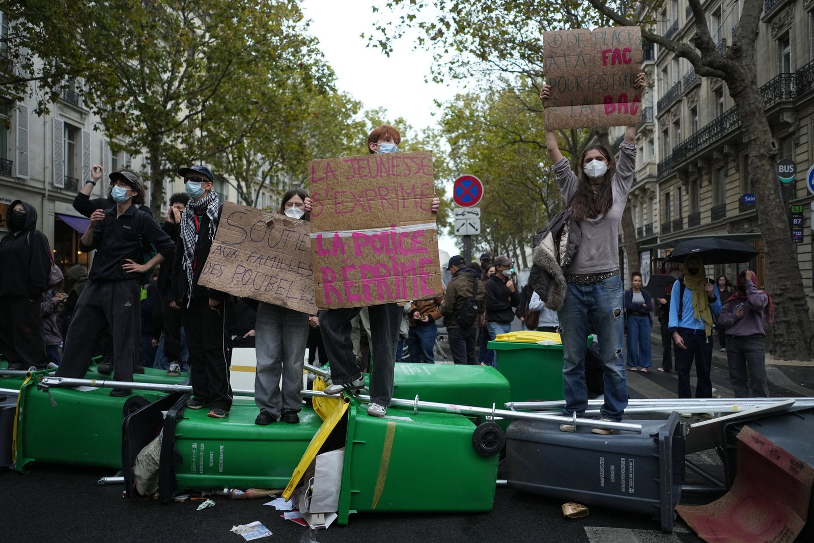 Mitten in Paris errichteten protestierende Studenten Barrikaden.