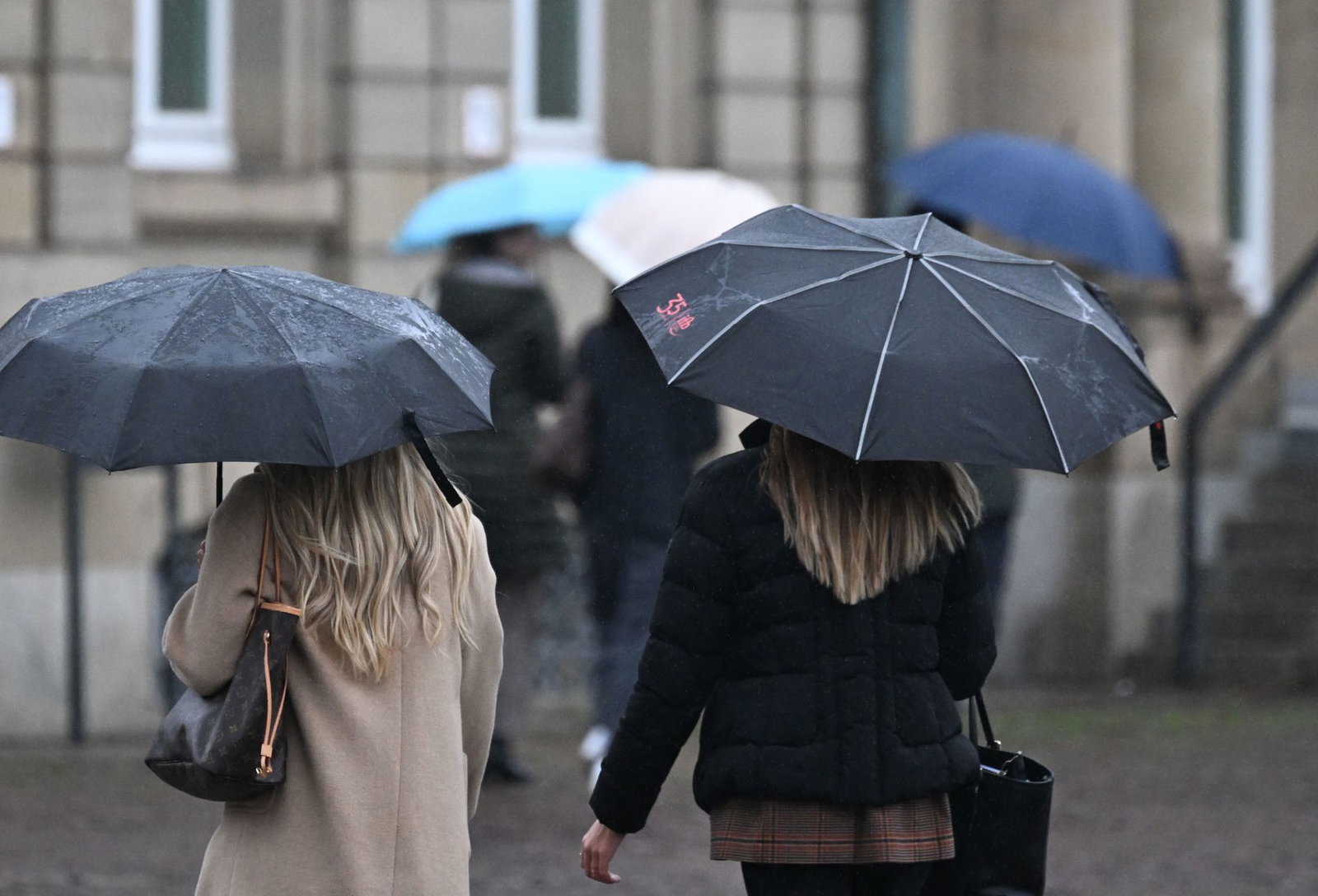 In Baden-Württemberg bleibt es am Sonntag vielerorts regnerisch. Die Temperaturen erreichen höchstens 7 bis 12 Grad. (Symbolbild)