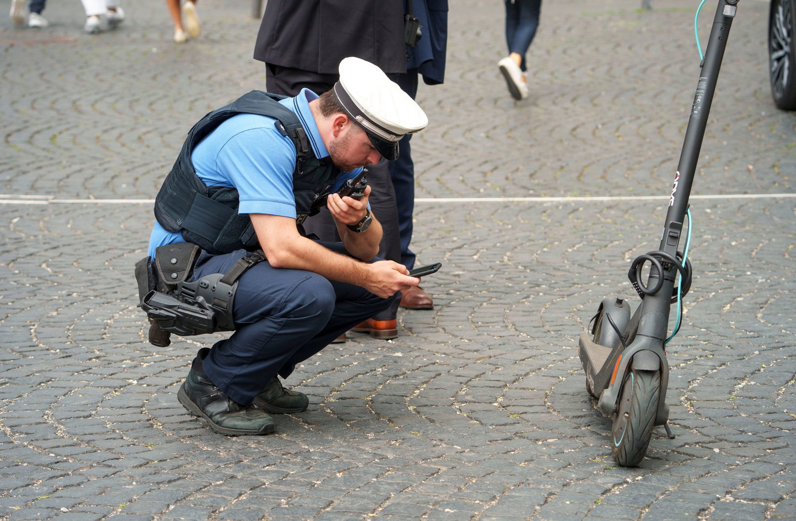 Bei Kontrollen fallen immer öfter getunte E-Scooter auf. (Archivbild)