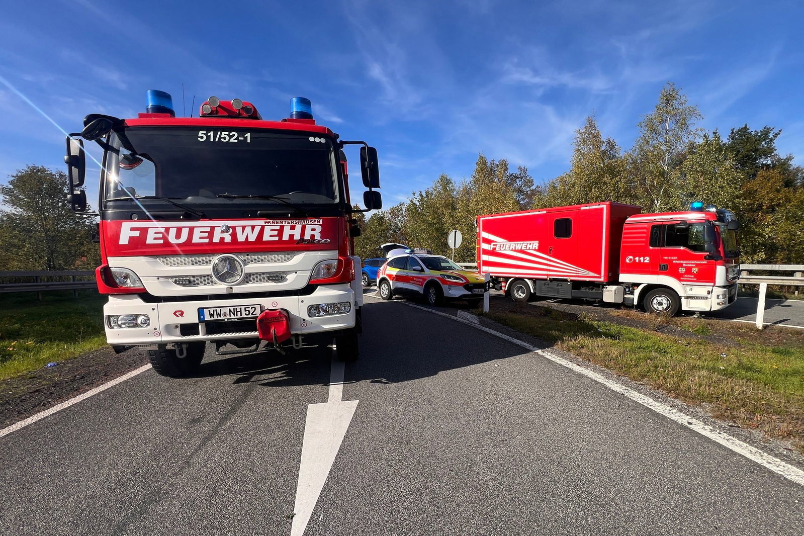 Einsatzkräfte der Feuerwehr sind an der Anschlussstelle Diez der A3 bei Nentershausen in Fahrtrichtung Köln im Einsatz.