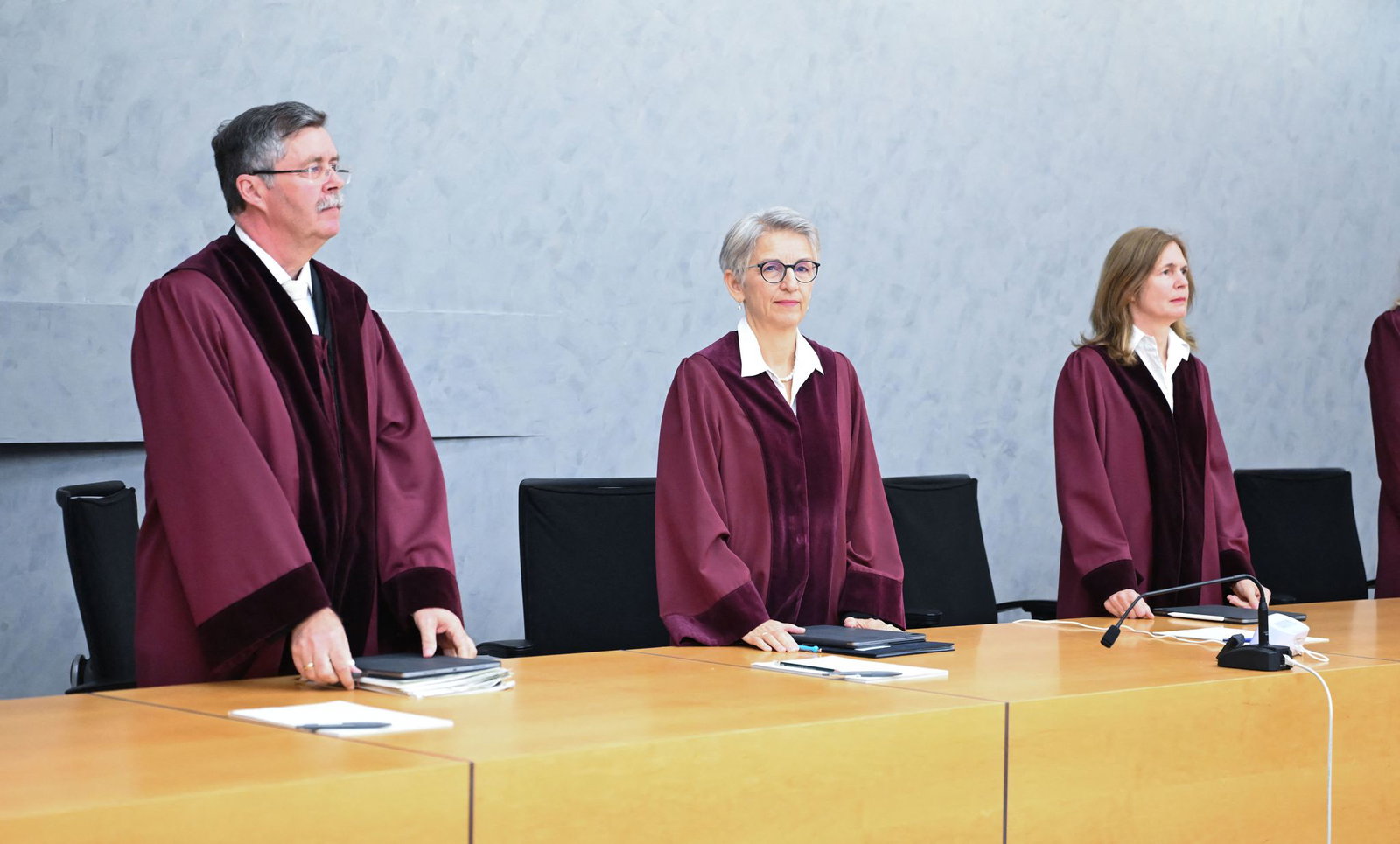 Die Vorsitzende Richterin Bettina Brückner (Mitte) erklärt den Fall. 
