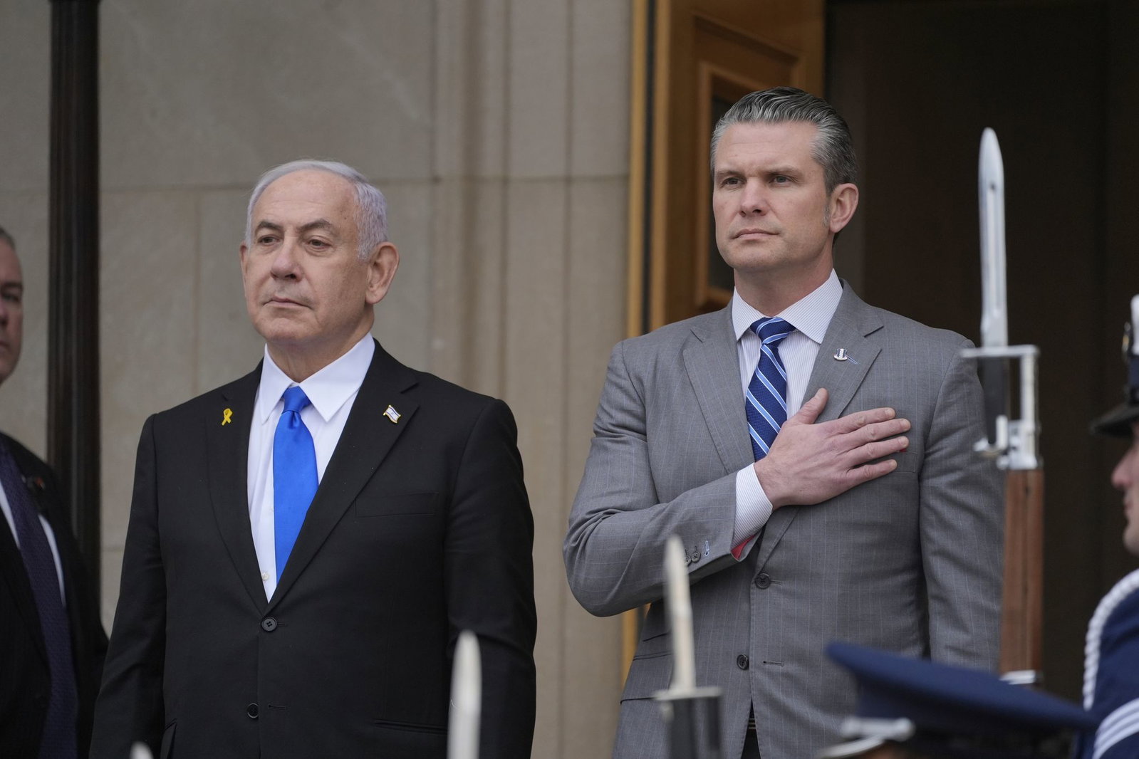 US-Verteidigungsminister Pete Hegseth (r) mit Israels Ministerpräsidenten Benjamin Netanjahu bei einem früheren Treffen. (Archivbild)