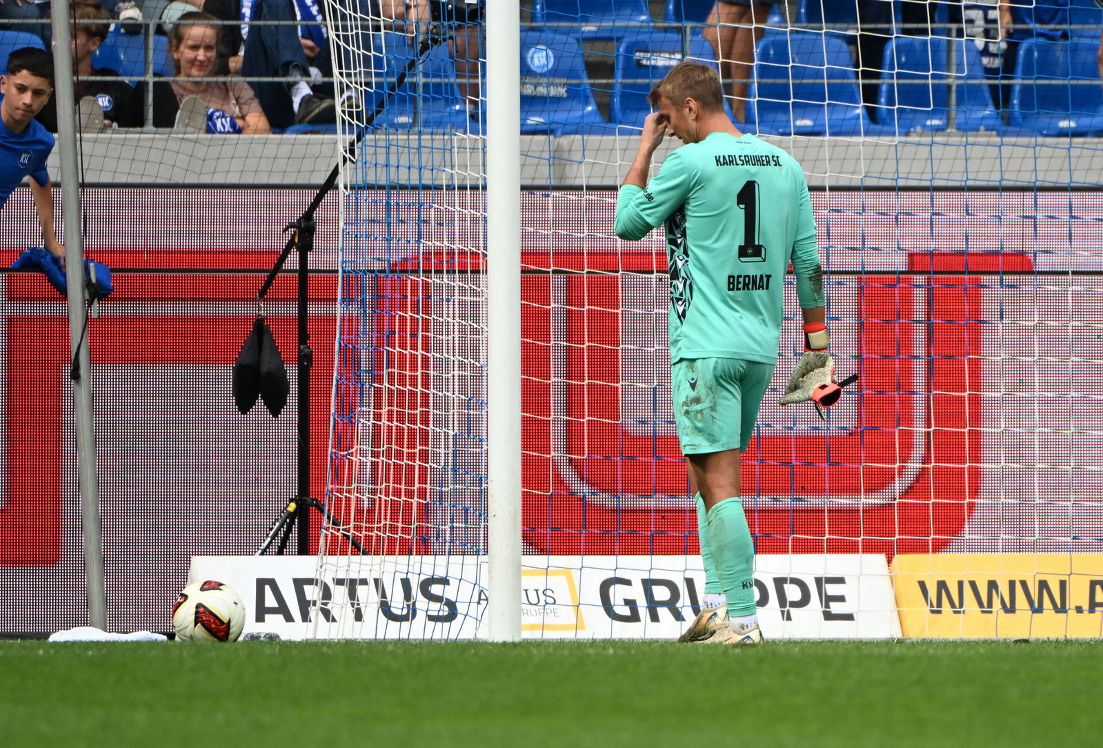 KSC-Torwart Hans-Christian Bernat leidet unter Rückenproblemen. (Archivbild)