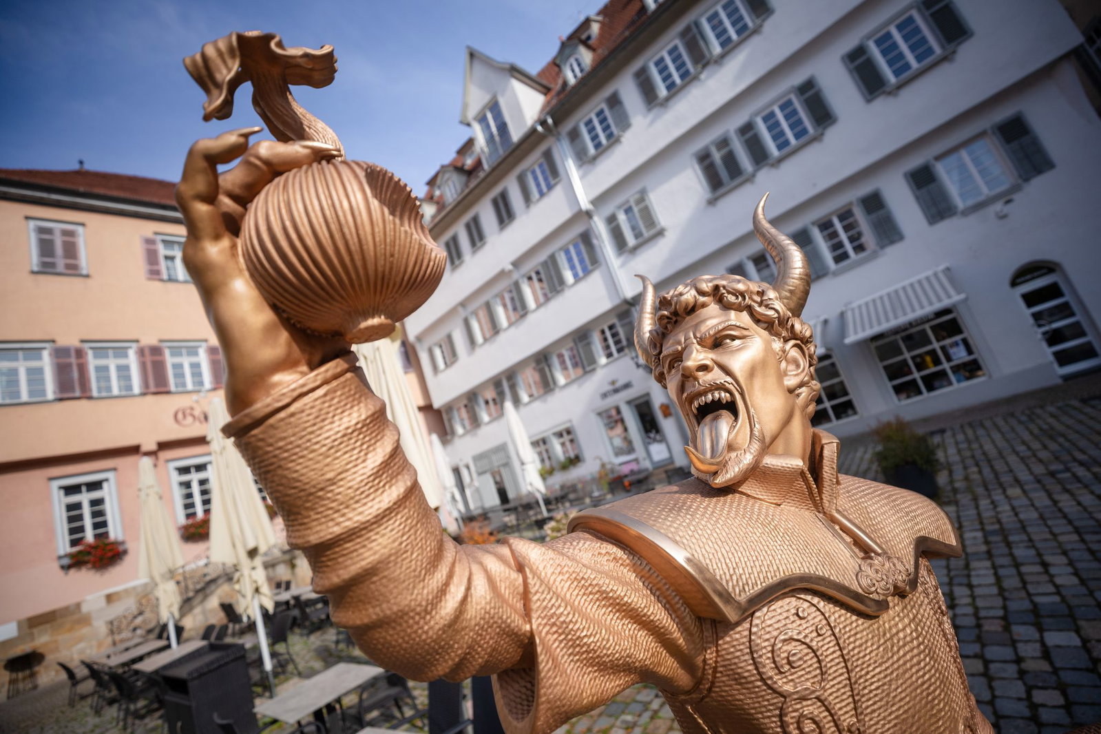 Die Gestalt aus Bronze soll an eine Legende aus der Stadt erinnern.