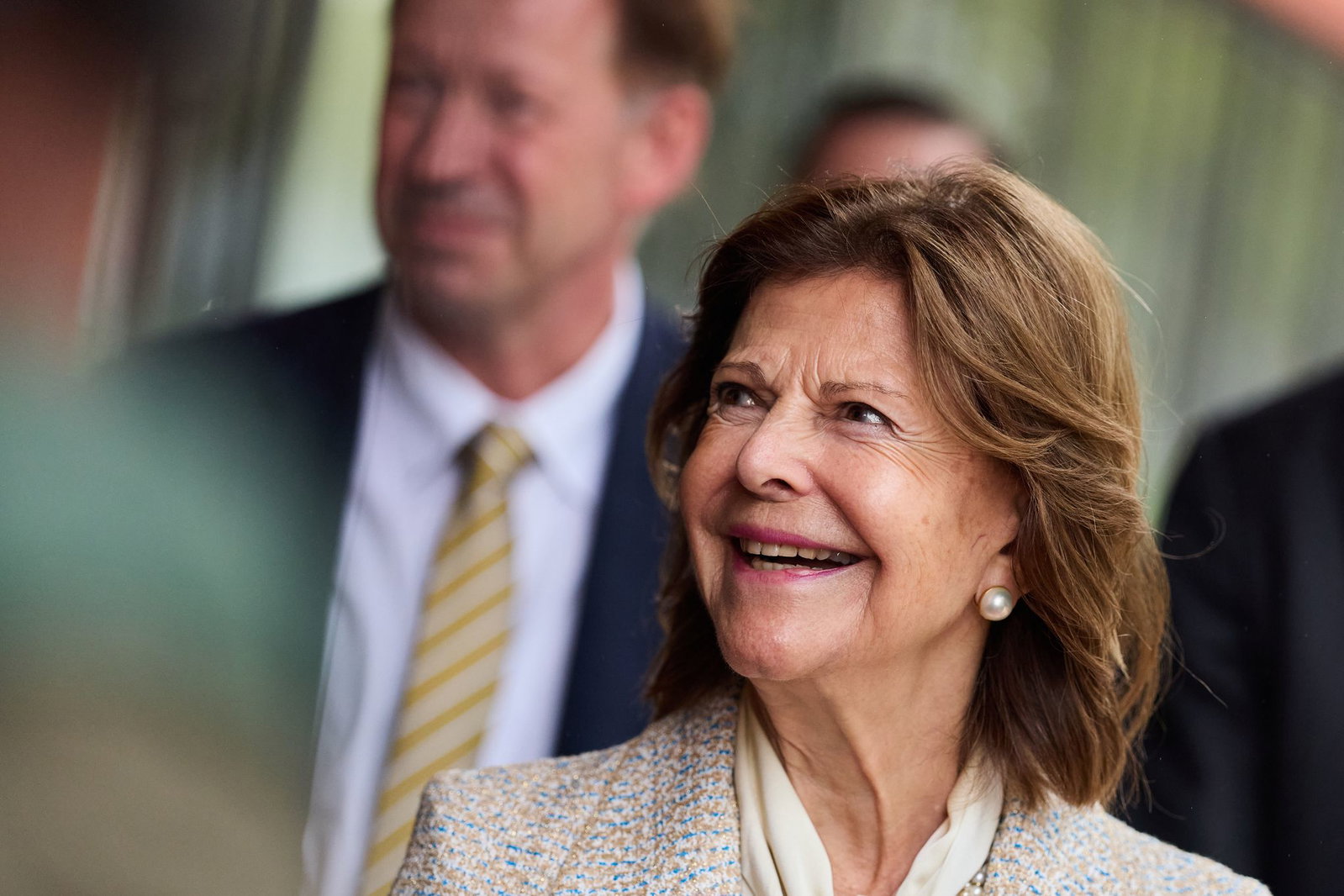 Königin Silvia besuchte den Neubau ihrer alten Schule.