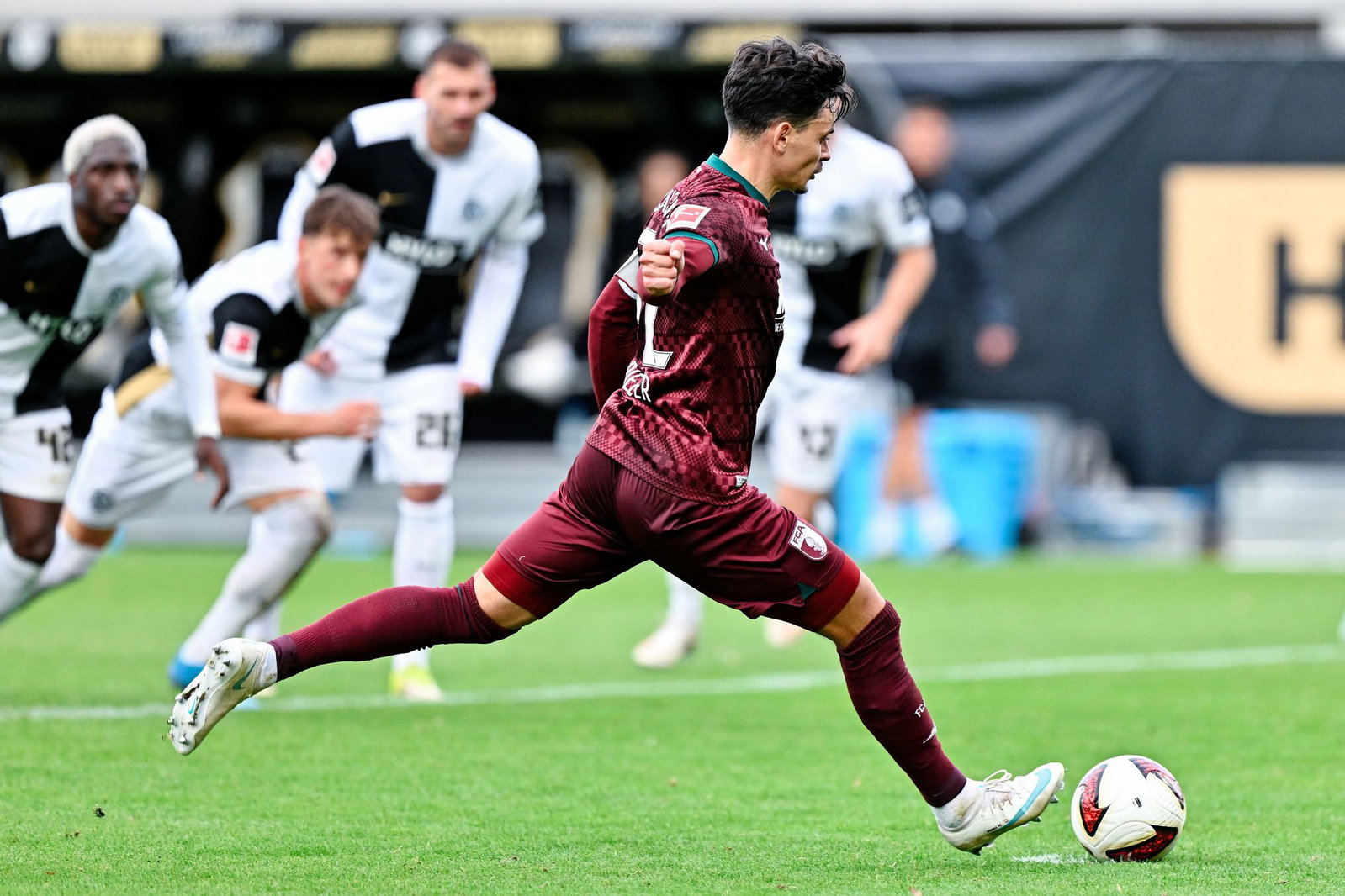 Sicher vom Elfmeterpunkt: Augsburgs Fabian Rieder.