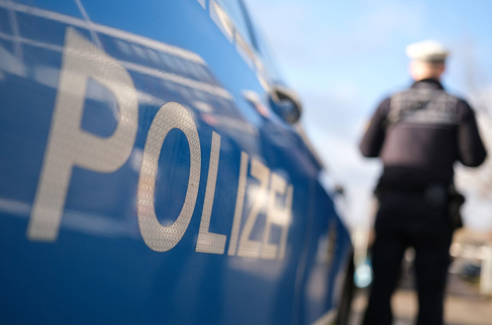In Überlingen sucht die Polizei einen Mann, der in eine Wohnung gefilmt haben soll. (Symbolbild)