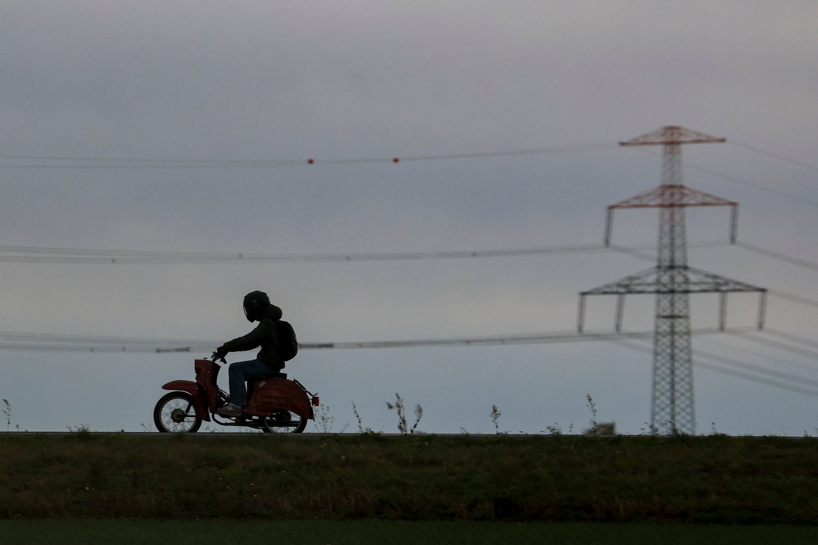 Mit der Schwalbe über Land: Das Moped ist Kult, aber zur Fortbewegung einfach auch hilfreich. (Archivbild)