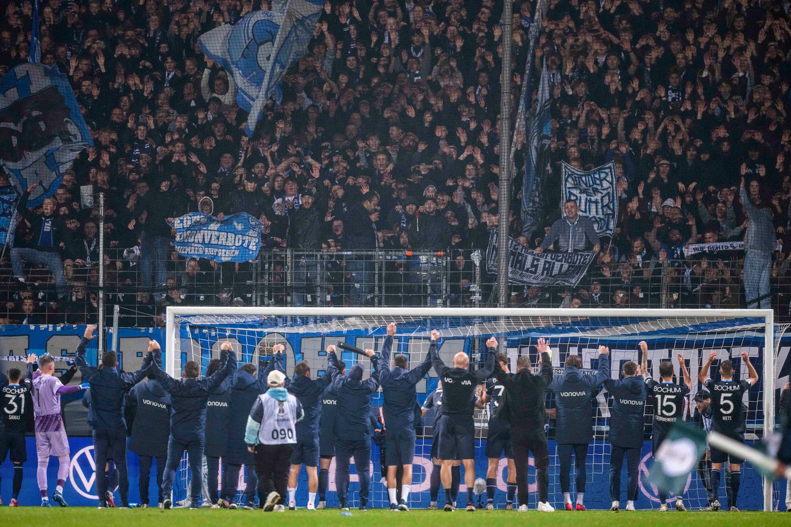 Bochums Spieler feierten nachdem Pokalerfolg mit den Fans.