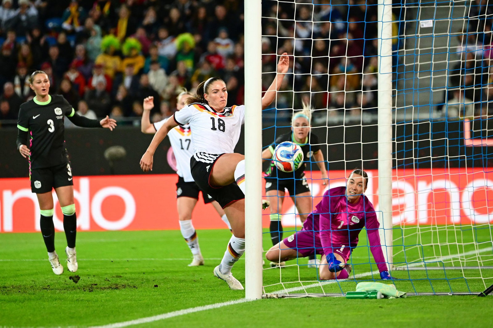 Reingedrückt: Melissa Kössler erzielte die Führung für das DFB-Team.