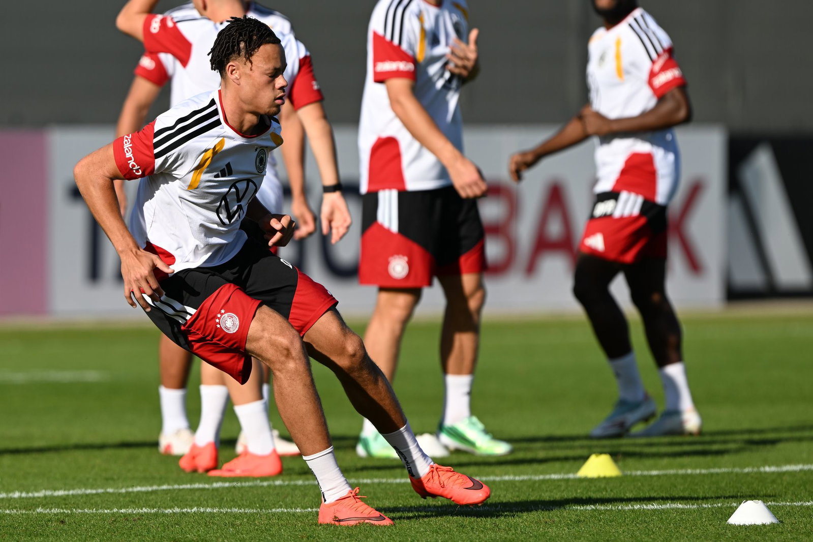 Der Freiburger Derry Scherhant debütiert gegen die Serben im Nationalteam.