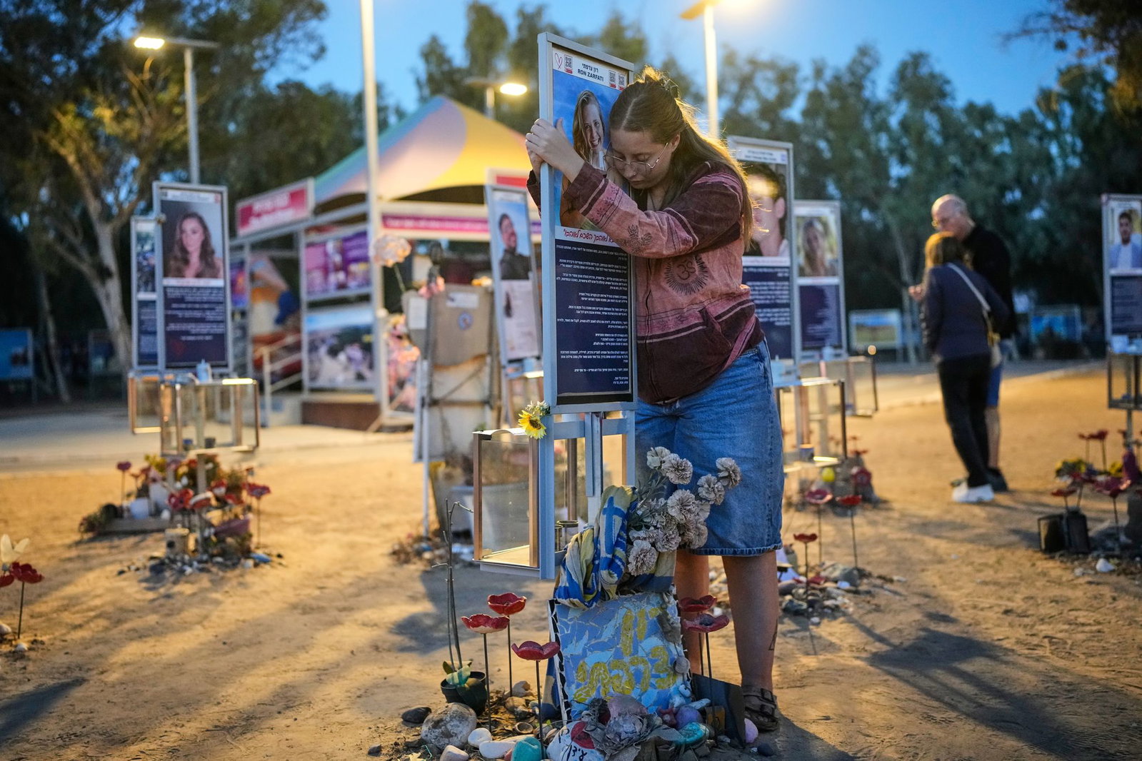 Bei dem Massaker der islamistischen Hamas und anderer extremistischer Gruppierungen in Israel wurden rund 1.200 getötet, darunter viele auf dem Nova-Musikfestival in der Nähe des Kibbuz Reim.