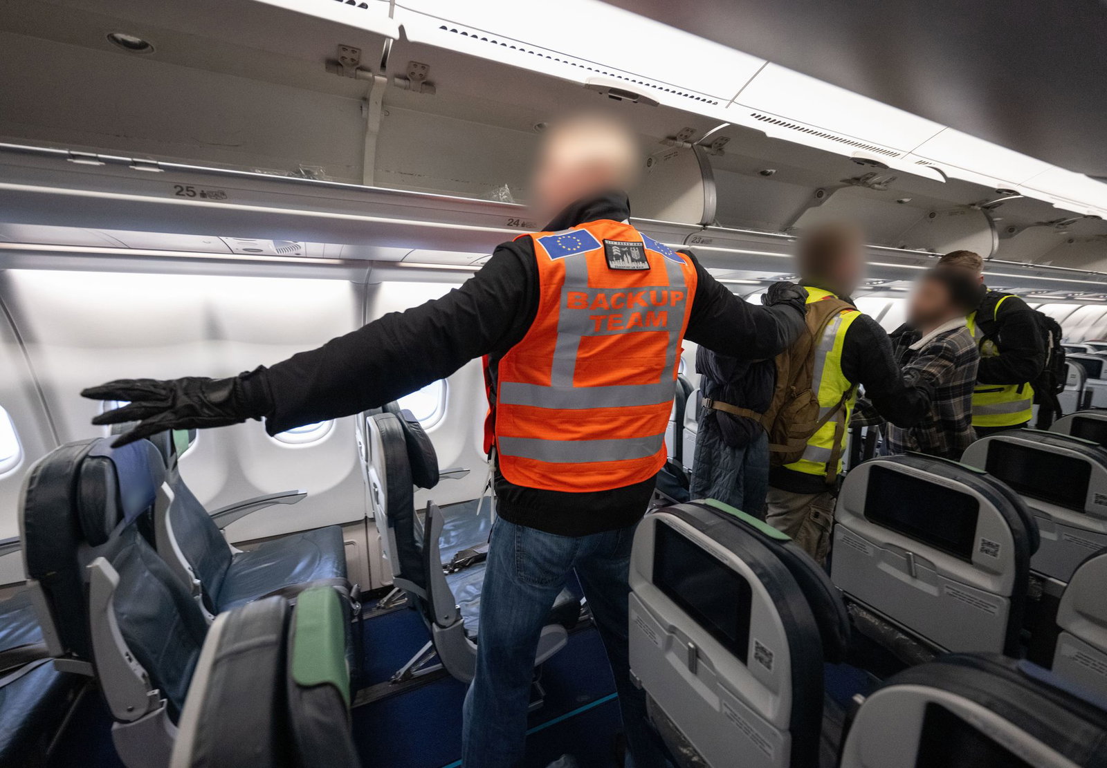 Die Bundespolizei und Mitarbeiter von Frontex begleiten einen Abschiebeflug nach Pakistan. (Archivbild) 