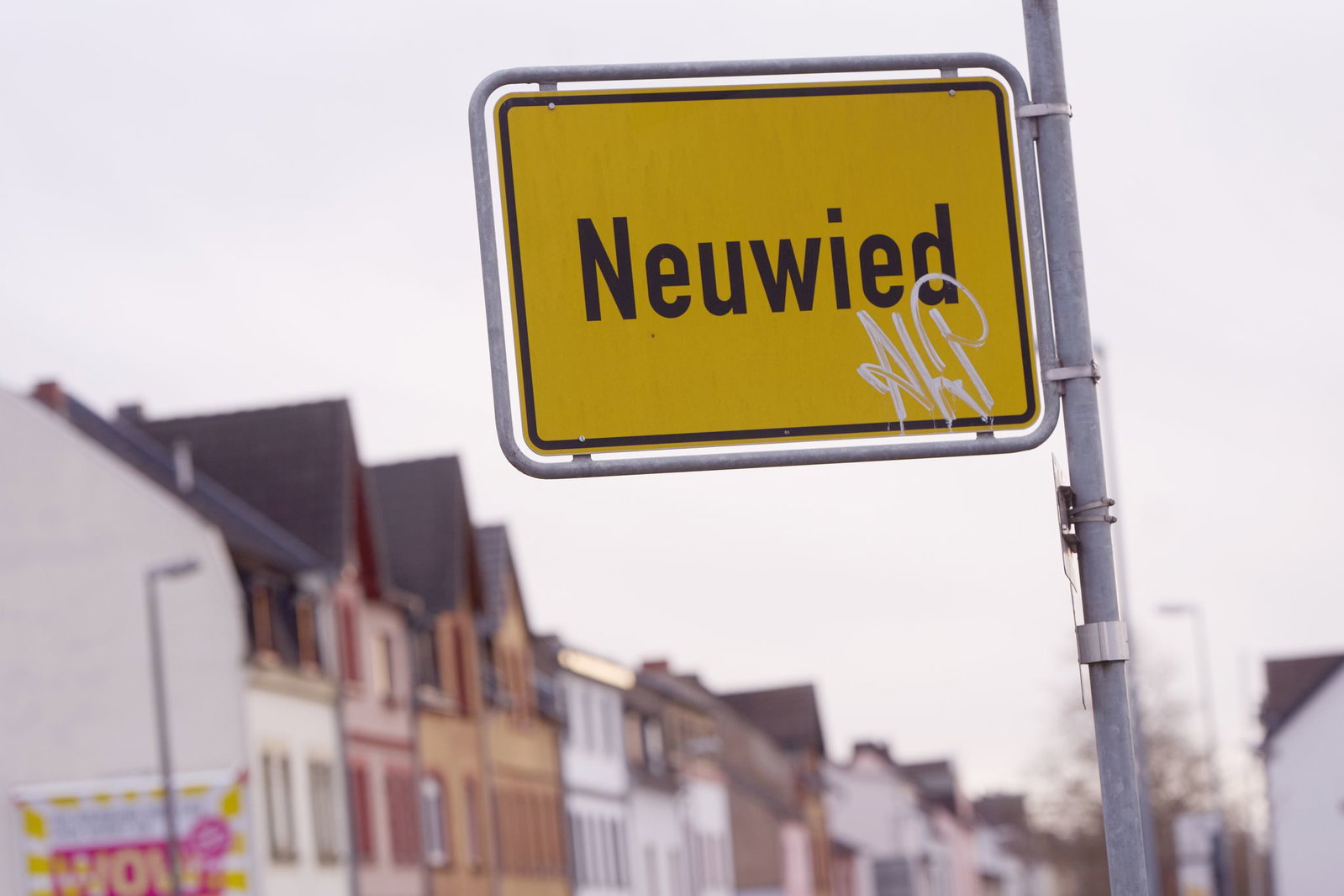 An der Strecke der B42 wird ein Brandschaden beseitigt. (Symbolbild)