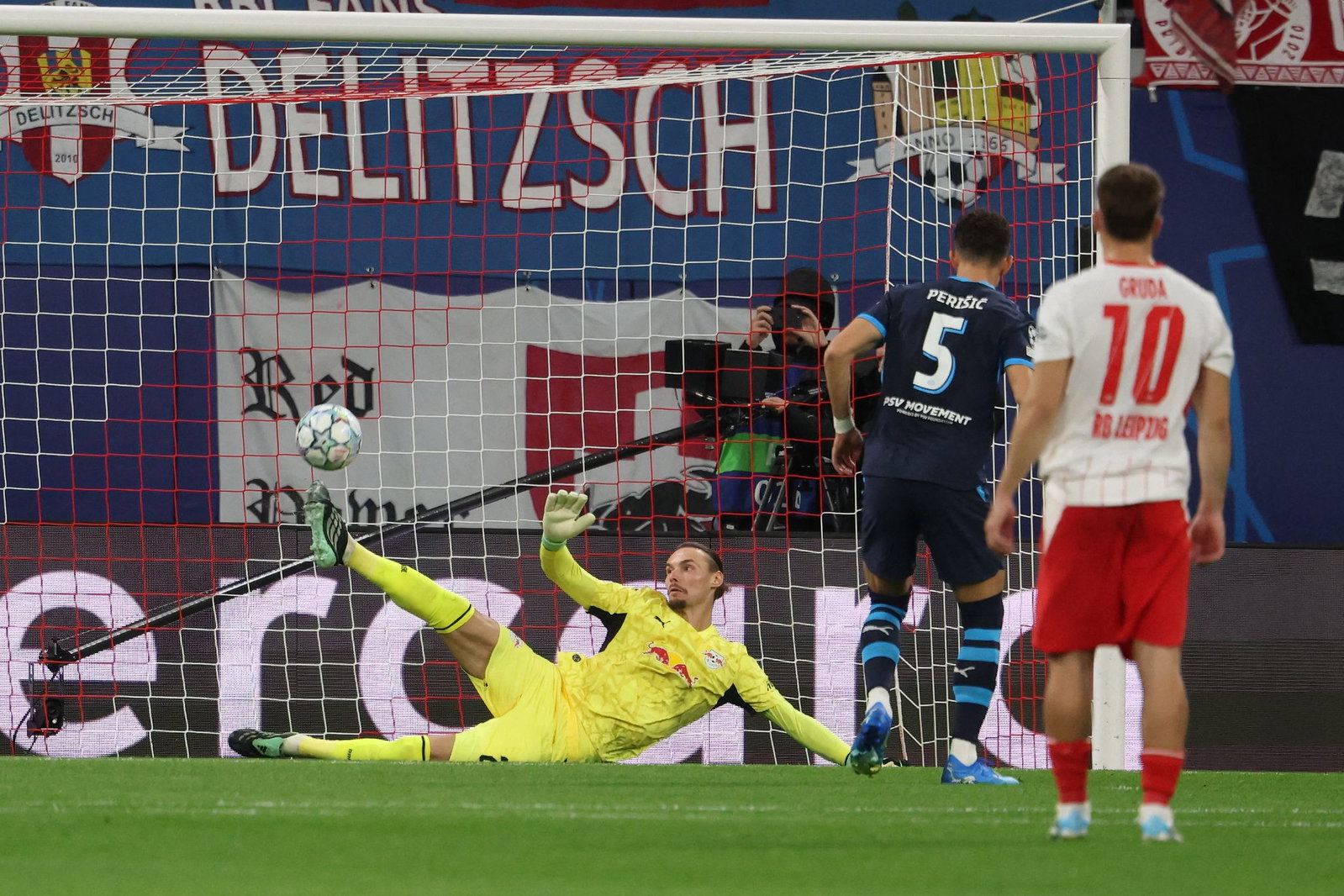 Leipzigs Torwart Maarten Vandevoordt hält den Elfmeter von Eindhovens Ivan Perišić.