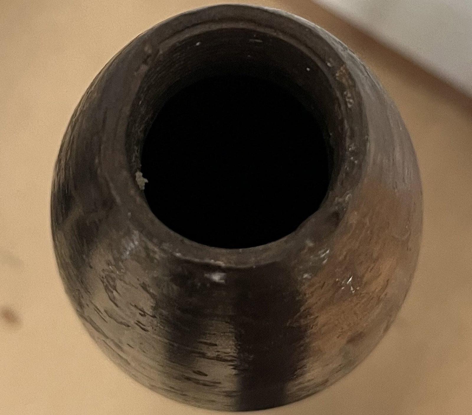 In Freiburg wurde zwischen alten Möbeln und ausgedienten Haushaltsgegenständen eine sowjetische Artillerie-Treibladungshülse gefunden. (Handout)