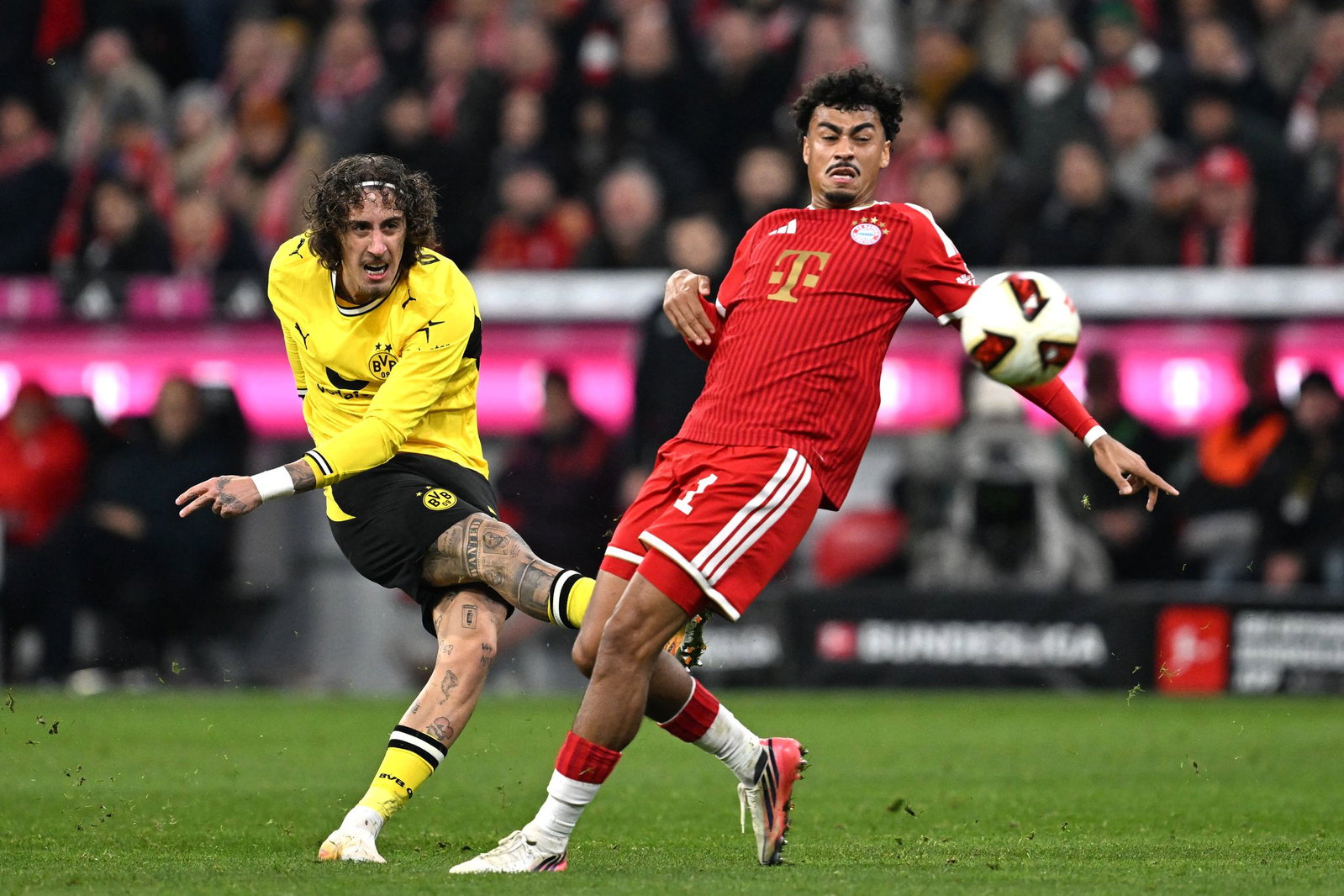 Trifft spät für Dortmund: Fabio Silva (l). 