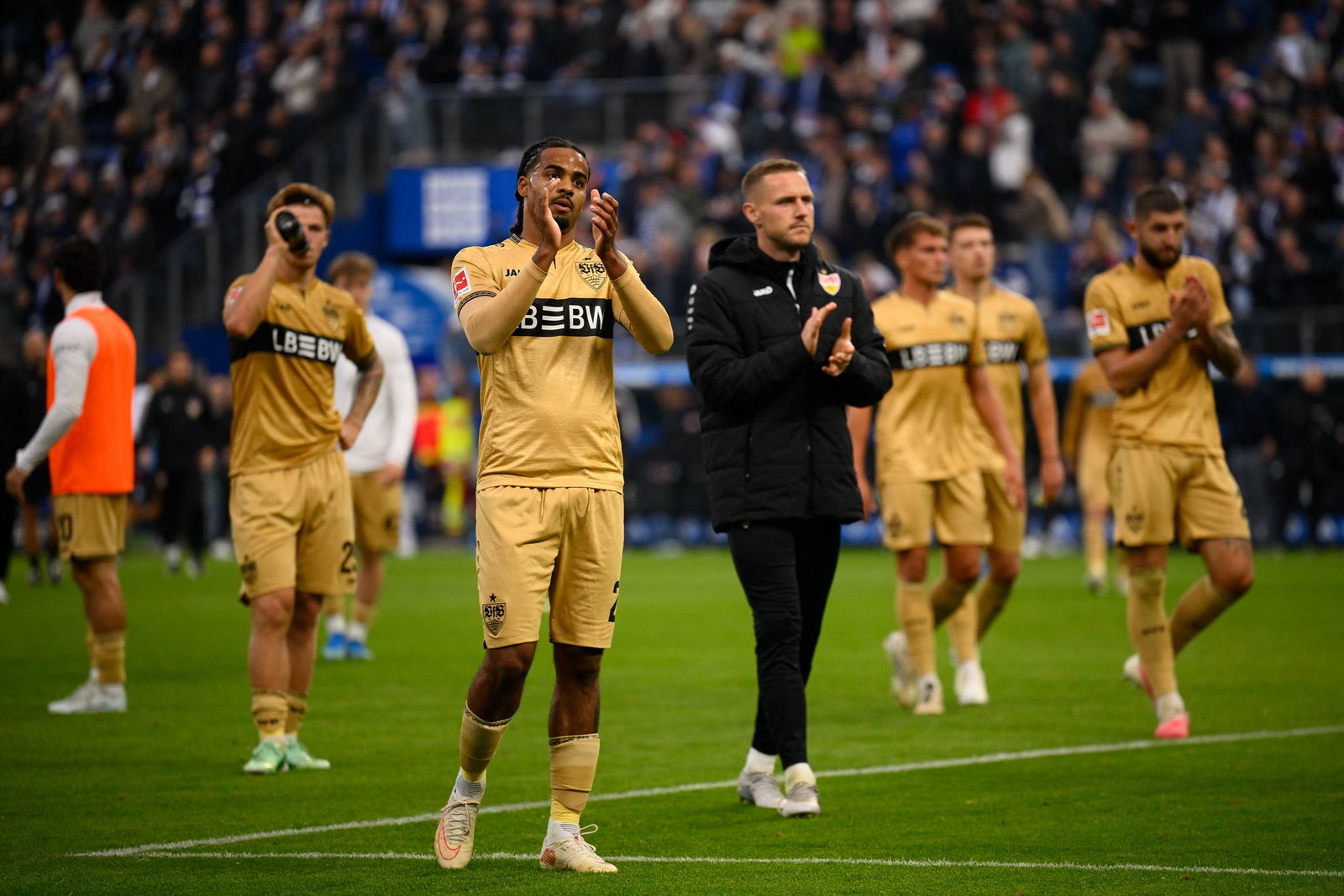 Stuttgarts Spieler verabschieden sich nach der Niederlage von ihren Fans.