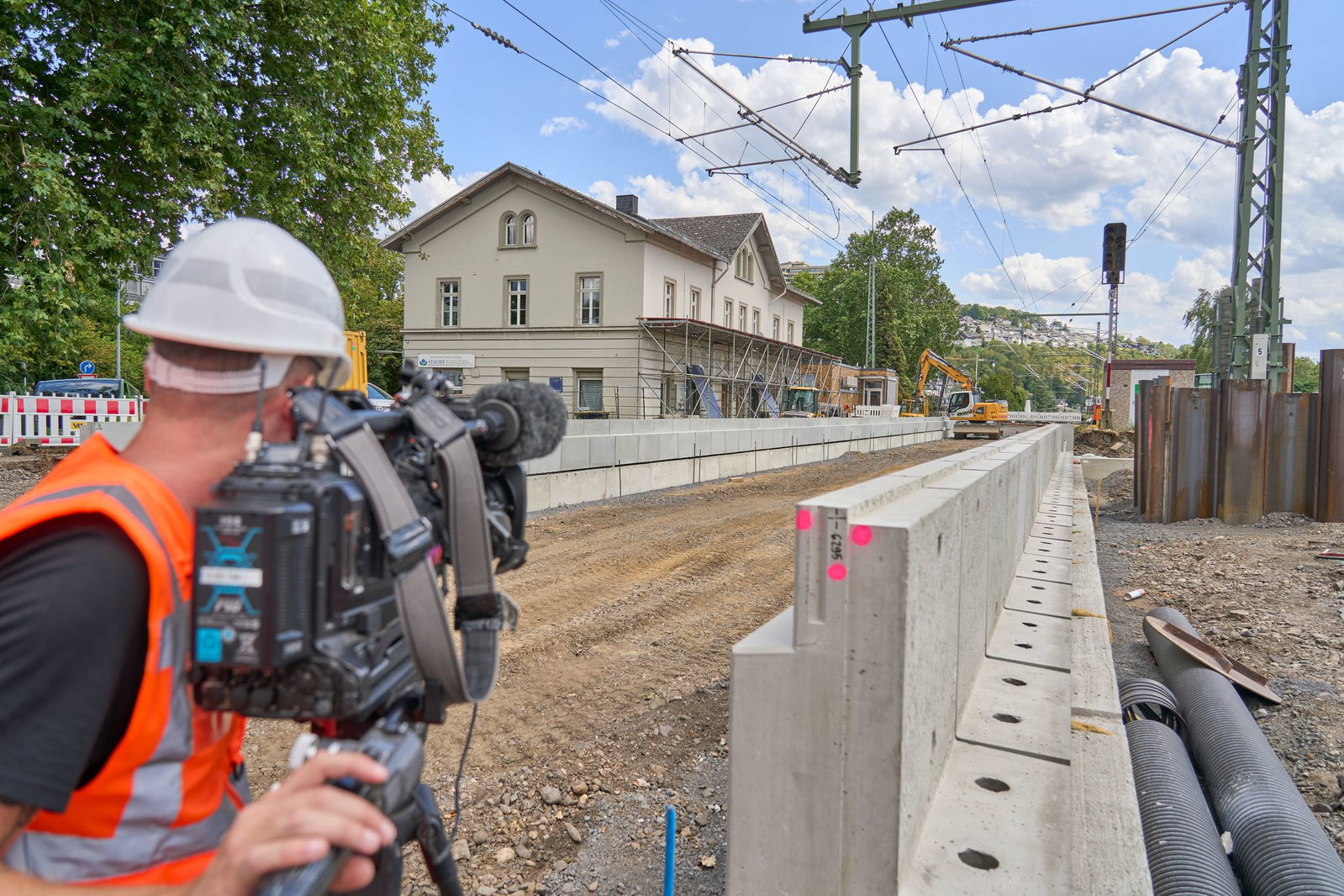 Die Generalsanierung der Bahnstrecke zwischen Troisdorf und Wiesbaden ist seit wenigen Wochen im vollen Gang. (Archivbild)
