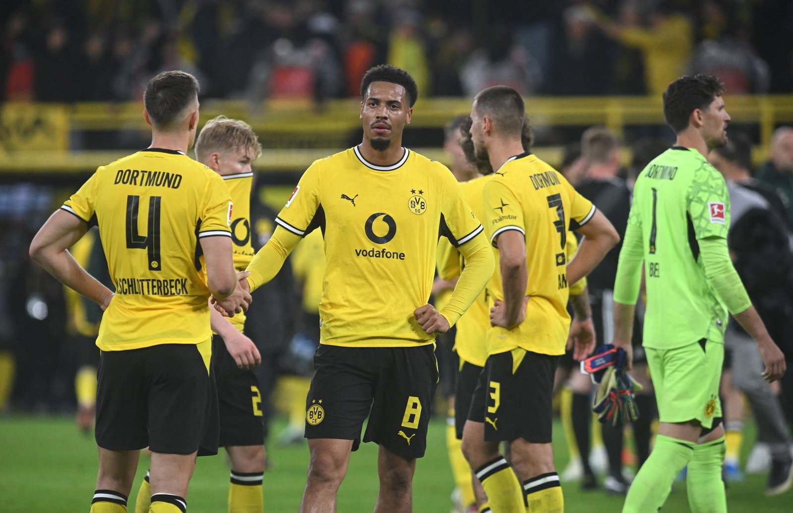 Felix Nmecha (M) und Borussia Dortmund haben gegen Werder Bremen spät zwei Punkte verschenkt. 
