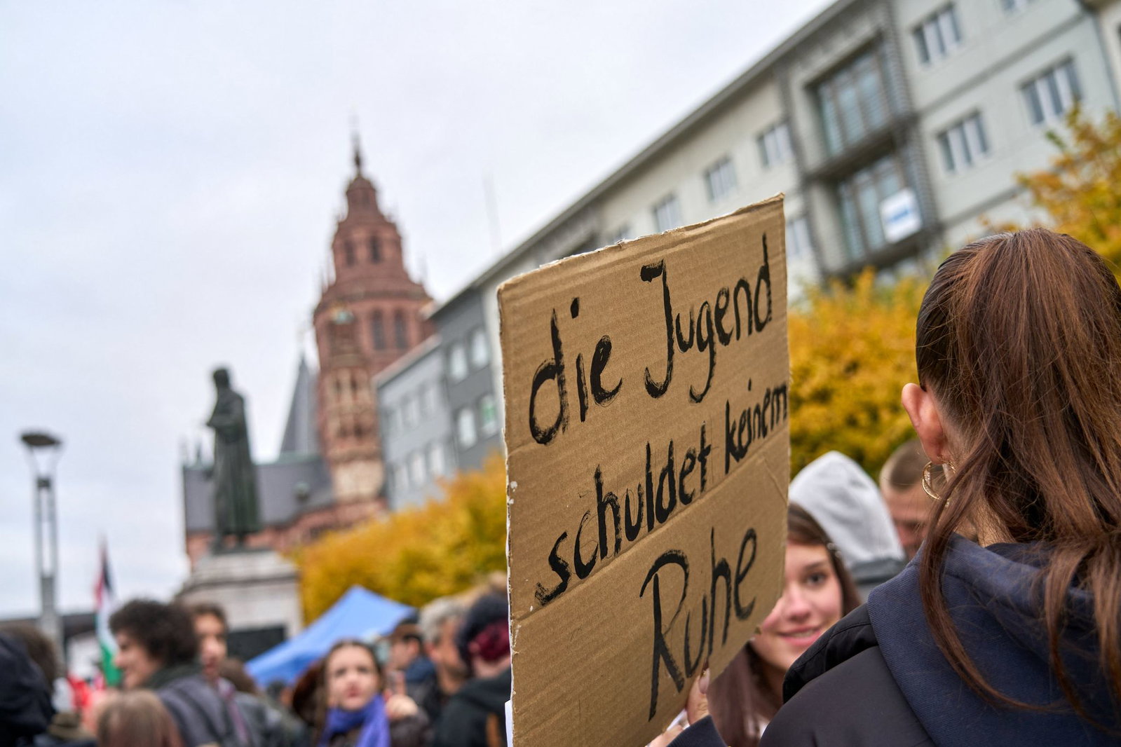 In Sichtweite zum Dom wurde gegen Sparmaßnahmen in der Bildungspolitik und für Belange junger Menschen demonstriert. 