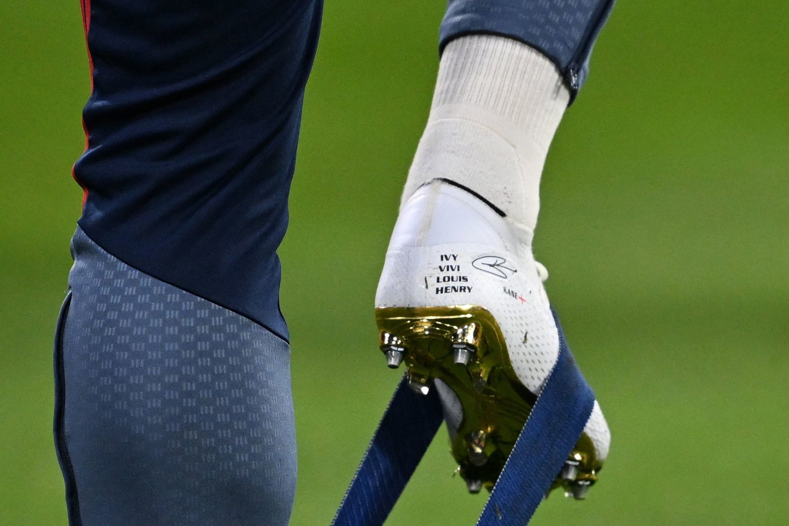 Der Fußballschuh von Harry Kane: Eine goldene Sohle und die Namen seiner Kinder an der Rückseite. 
