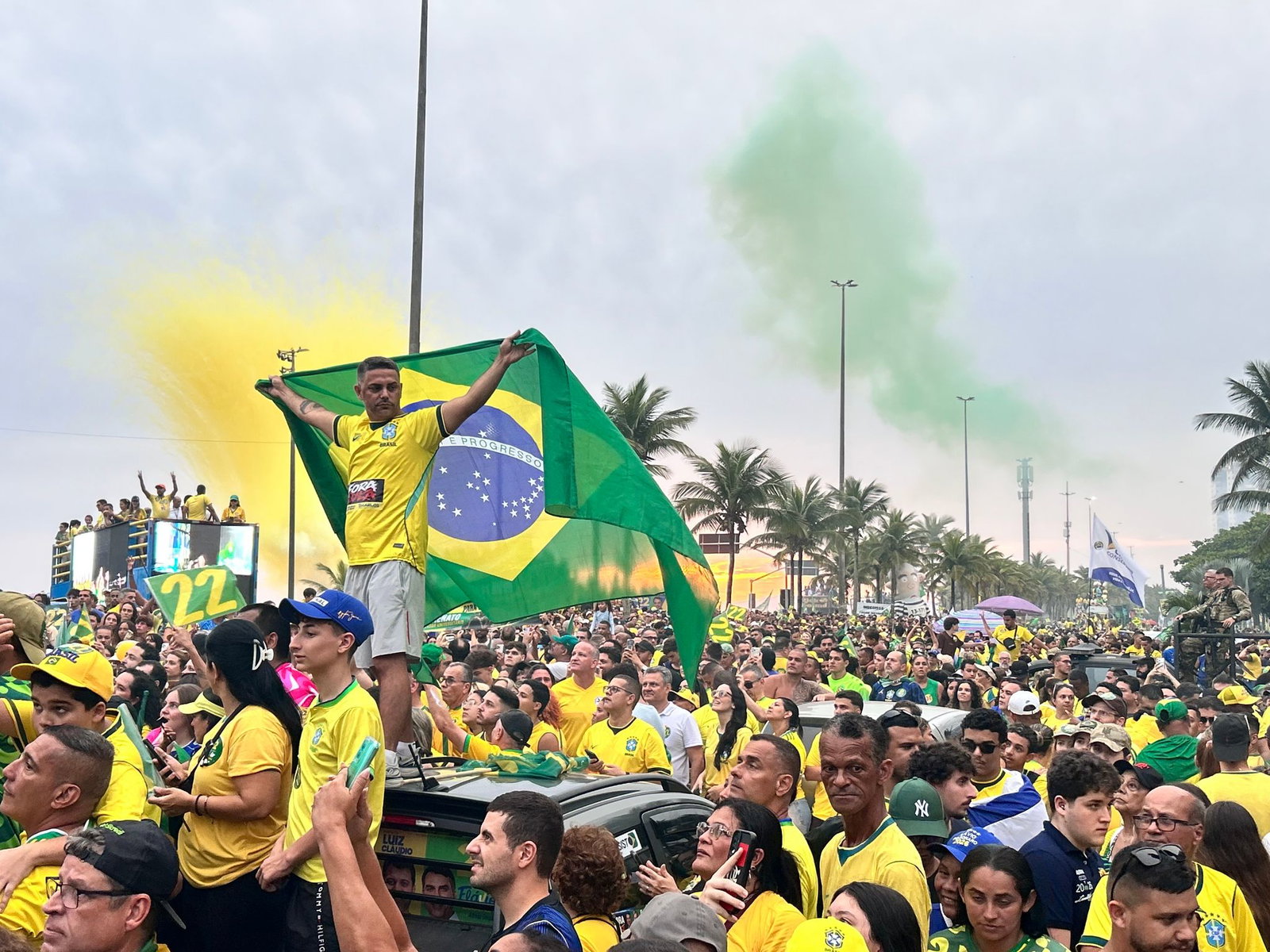 Anhänger von Flávio Bolsonaro jubeln in Rios Nobelviertel Barra da Tijuca.