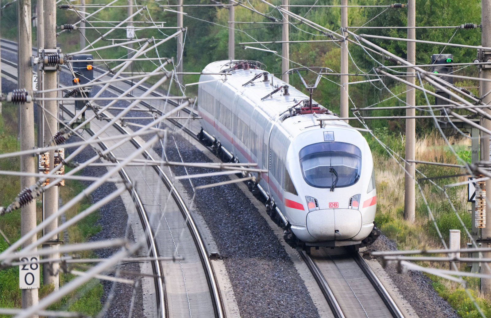 Mit dem Fahrplanwechsel gibt es eine neue ICE-Direktverbindung von Saarbrücken nach Hamburg (Symbolbild) 