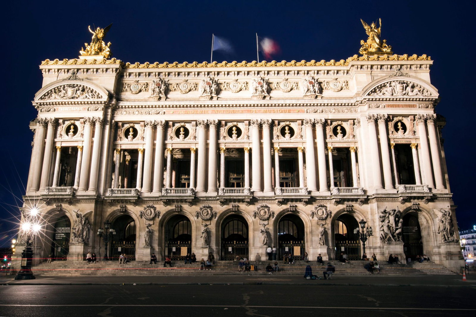Ikonisches Gebäude mitten in Paris: die Opéra Garnier, auch Palais Garnier genannt - sie ist eines der zwei Pariser Opernhäuser, die der staatlichen Institution Opéra National de Paris unterstehen. Die andere Oper ist die 1989 eröffnete Opéra Bastille. (…
