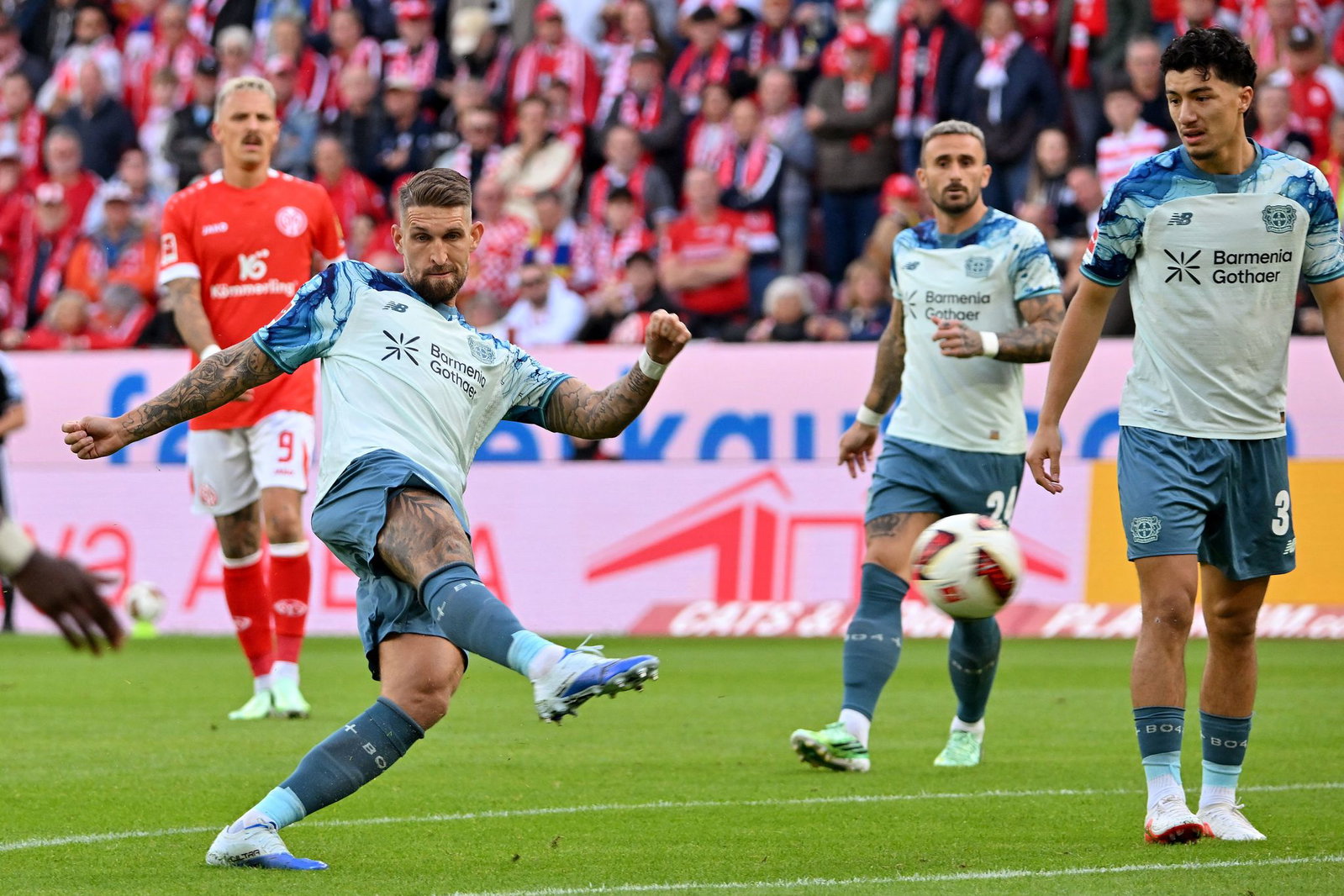  Robert Andrich (l) trifft für Bayer Leverkusen.
